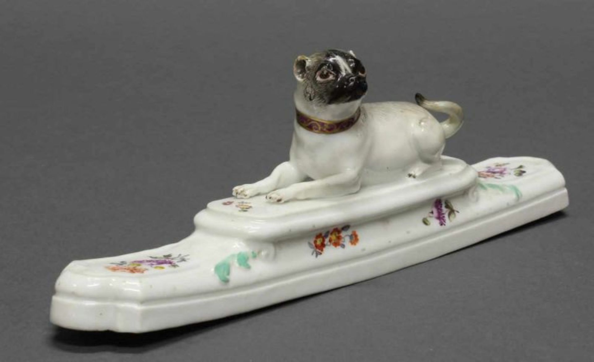 Briefbeschwerer, "Mops", Meissen, Schwertermarke, um 1750, liegender Hund auf breitem Sockel, - Image 2 of 4