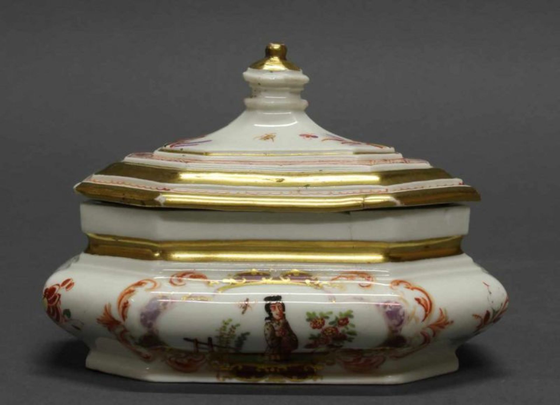 Zuckerdose, Meissen, K.P.M. Schwertermarke, um 1724, Goldziffern 33. (Boden) und 26. ( - Image 2 of 6