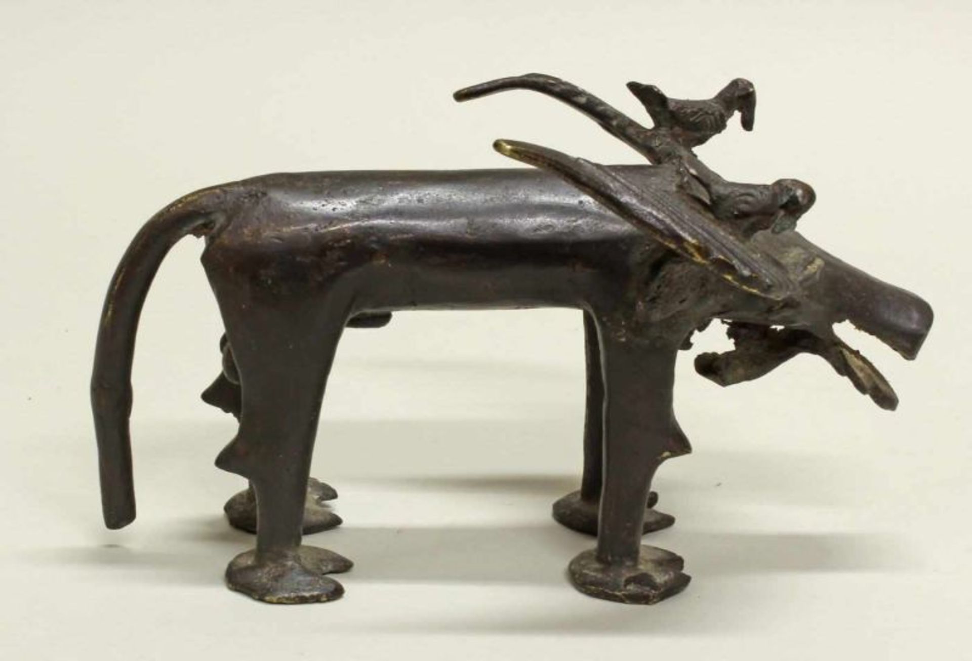 Bronze, "Büffel", Afrika, Tansania Meisterwerke, abstrakte Darstellung von überdimensional breiten - Image 2 of 2