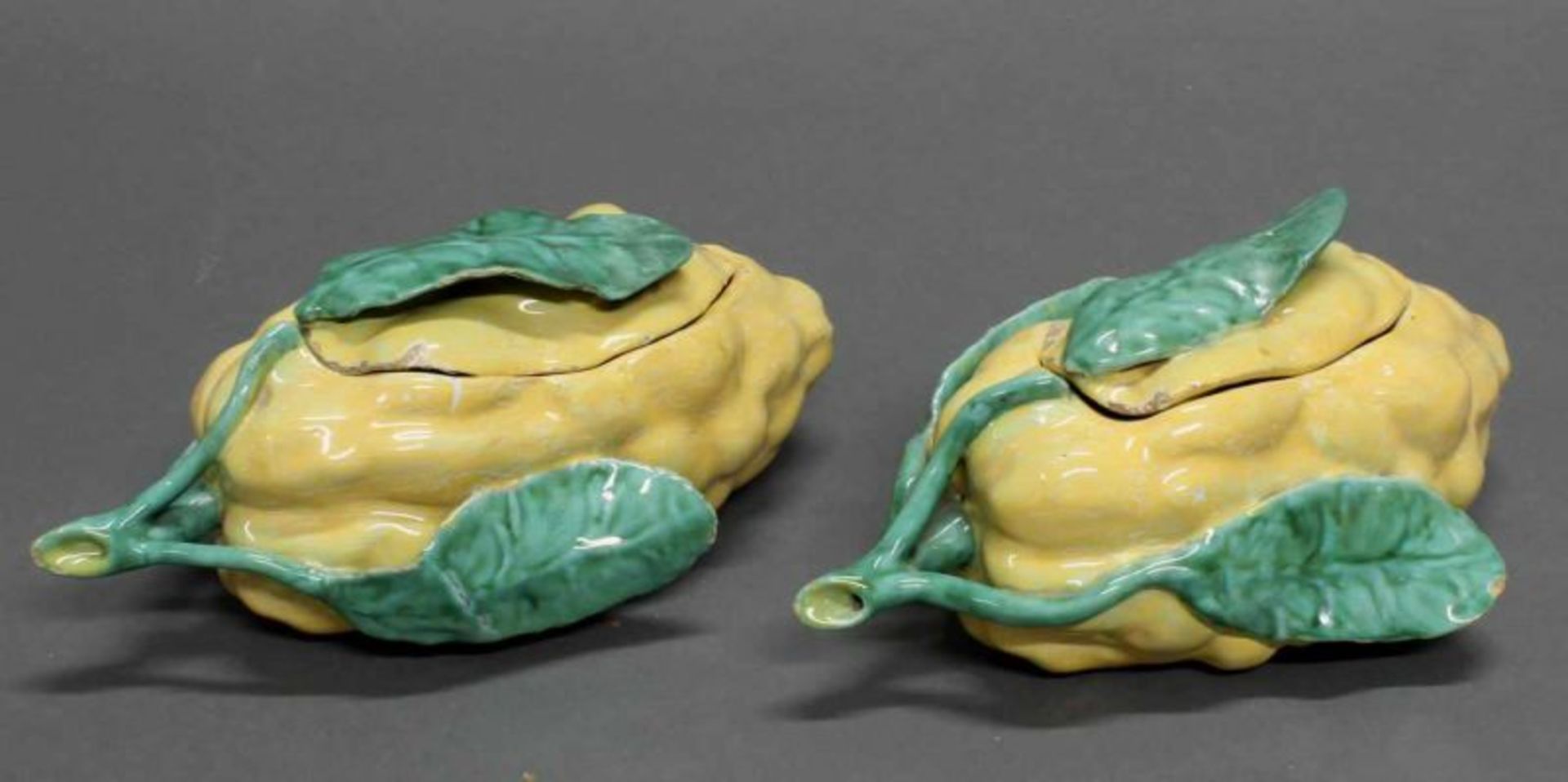 Paar Deckelterrinen, "Zitrusfruchtform", Fayence, Holics, Mitte 18. Jh., ungemarkt, gelb und grün
