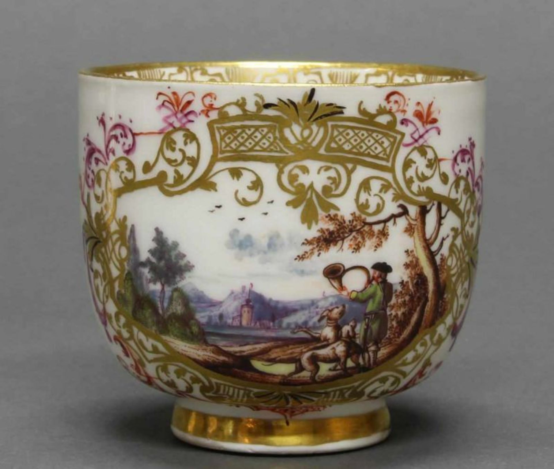 Tasse mit Untertasse, Meissen, Schwertermarke, um 1740, Goldziffer, farbig bemalt mit Jagdszenen - Image 2 of 6