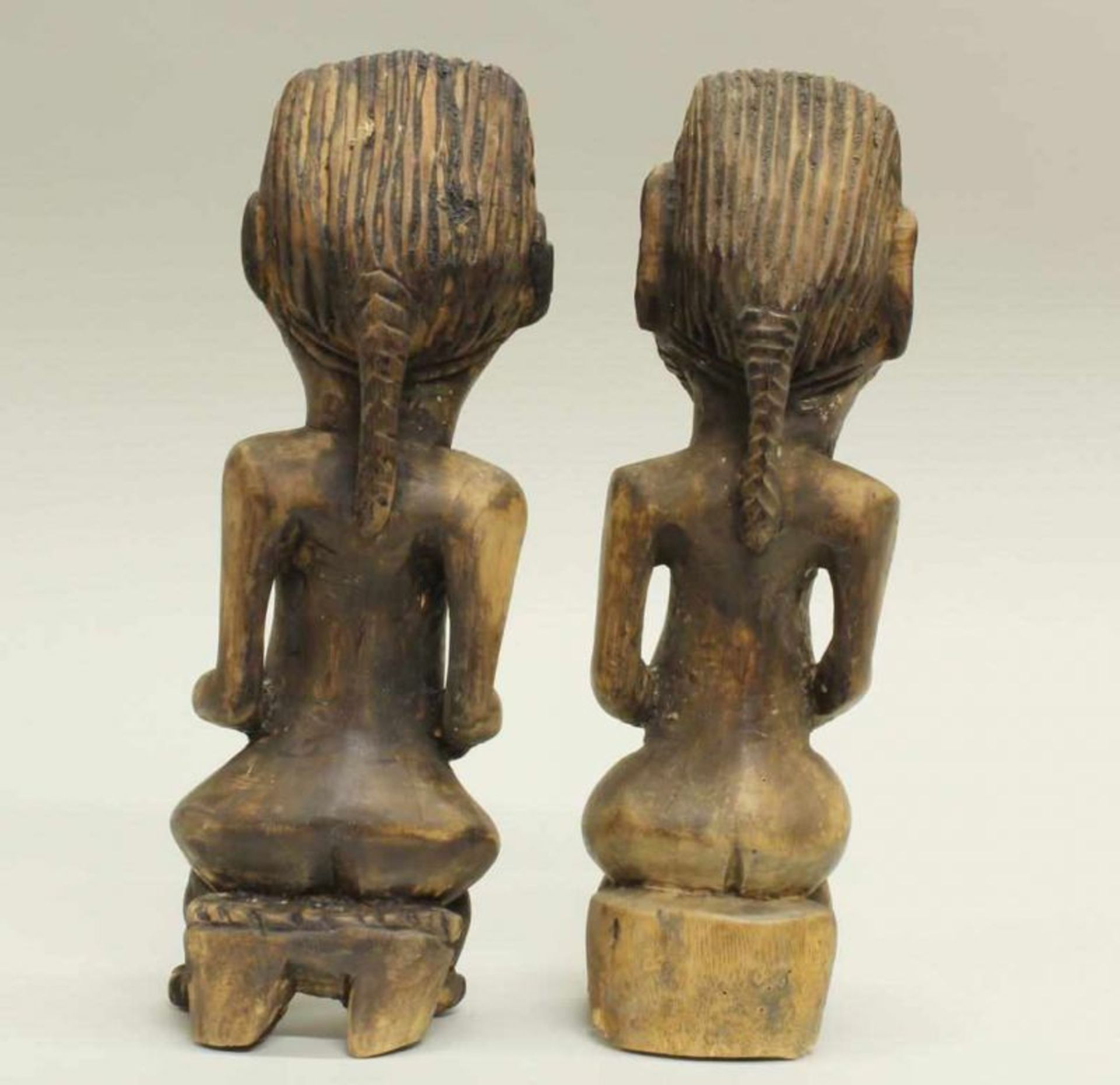 Figurenpaar, wohl Bakongo, Kongo, Afrika, Paar auf Hocker sitzend, 30 cm hoch 20.00 % buyer's - Image 2 of 2