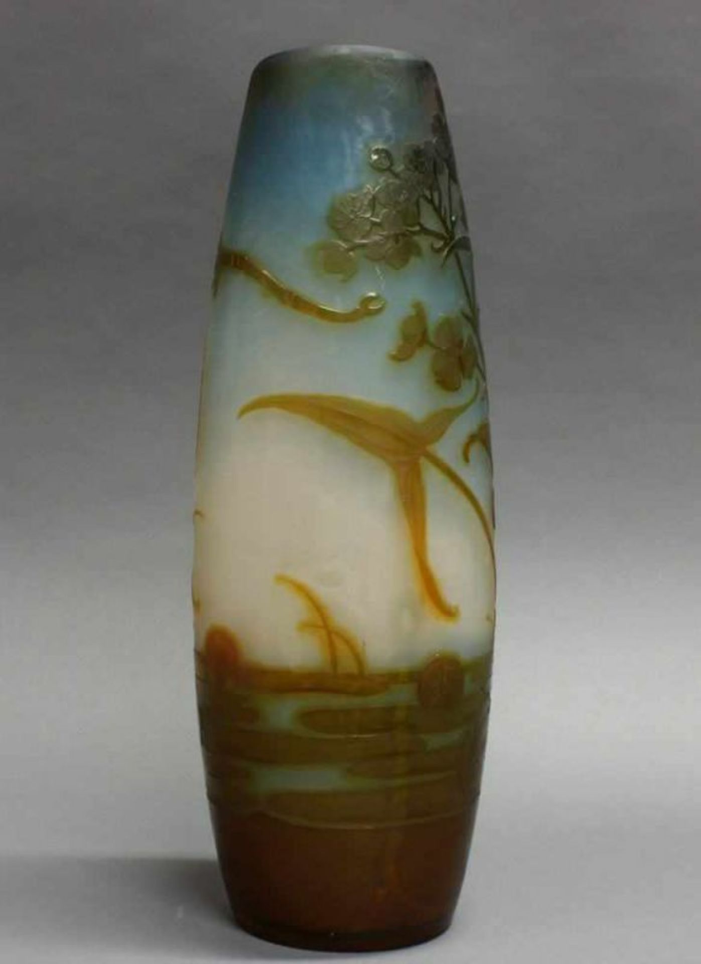 Vase, Emile Gallé, um 1910, Glas, honiggelber Überfangdekor mit Libellen und Teichrosen, Fond weiß - Image 2 of 5