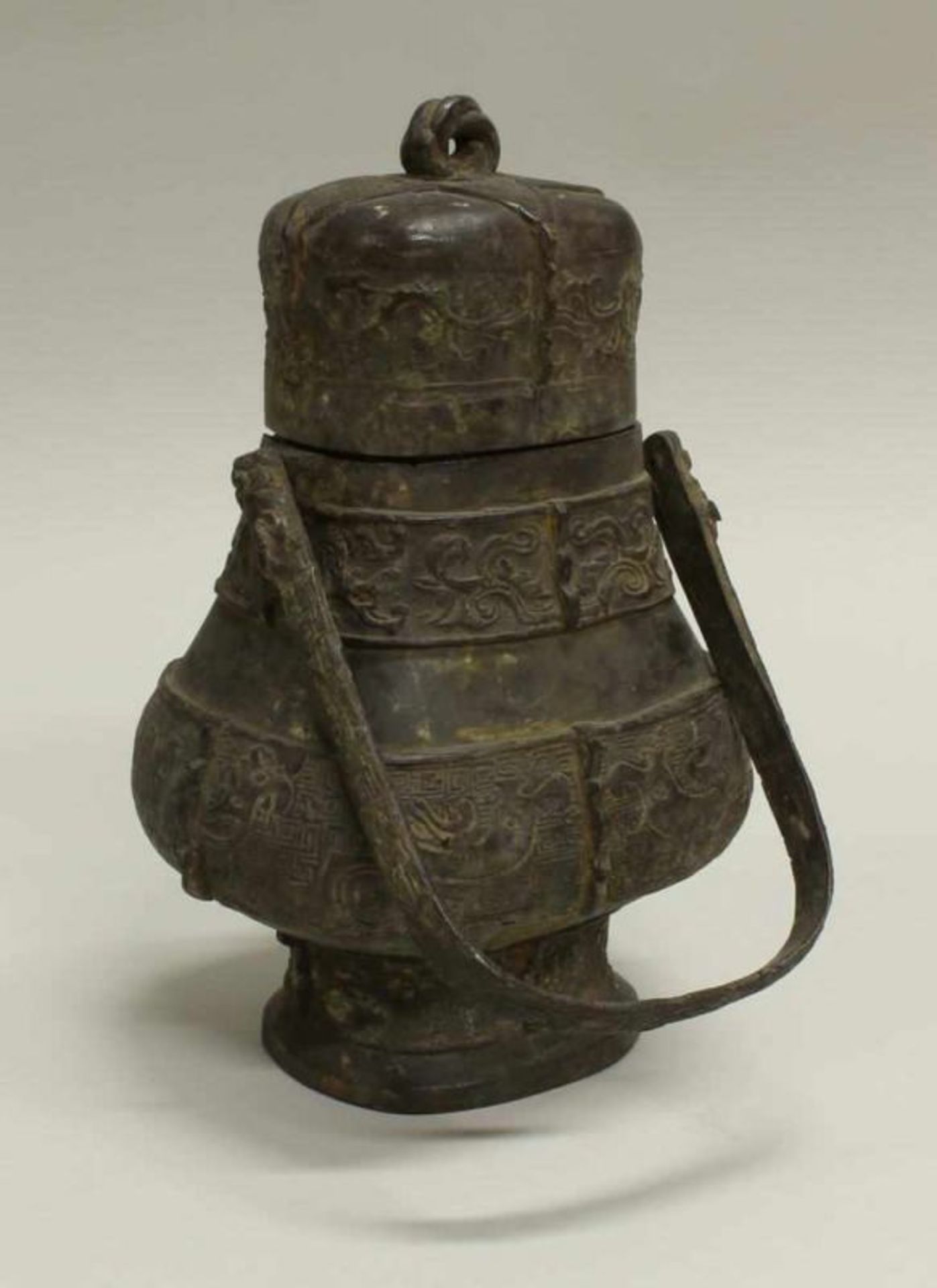 Deckelgefäß, China, 20. Jh., Bronze, in Form eines archaischen Yu, Reliefdekor mit Taotie und