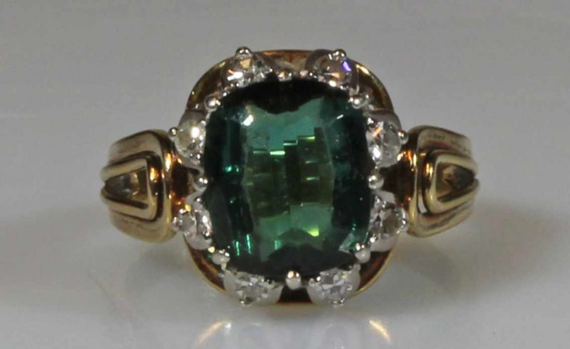 Ring, WG/GG 585, 1 facettierter grüner Turmalin, 8 kleine Besatz-Diamanten, 4 g, RM 17.5 20.00 %