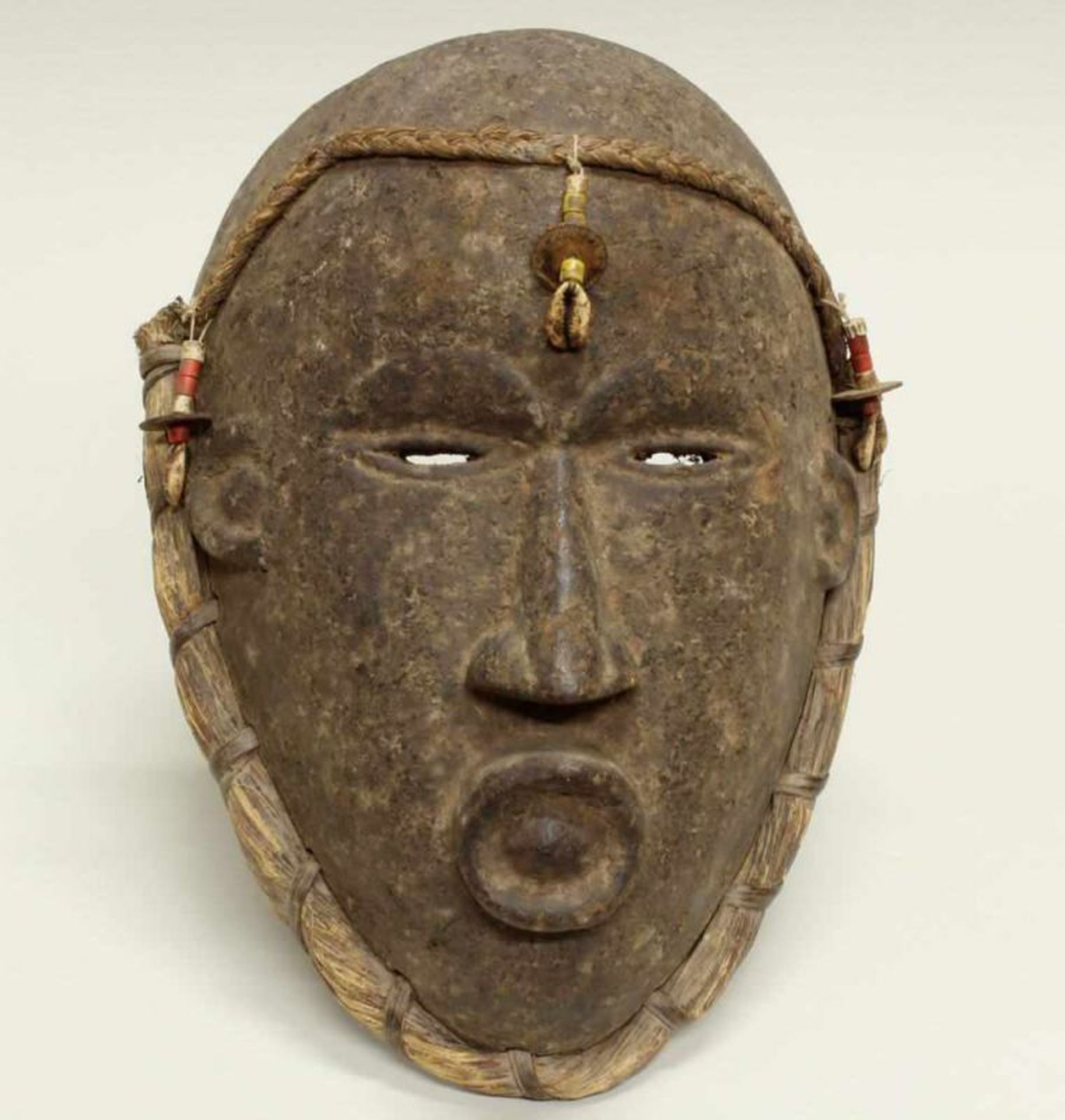 Afrikanische Maske, geschnitzt, authentisch, Bastverzierungen, Muschelschmuck, 35 cm lang 20.00 %