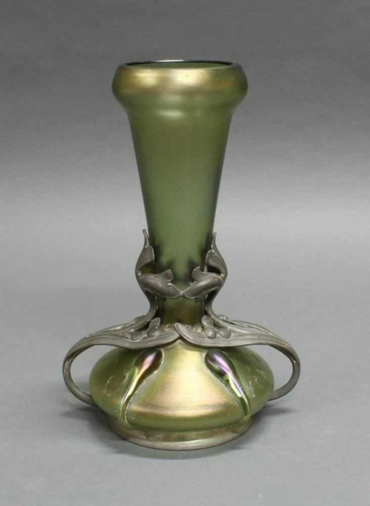 Jugendstilvase, um 1900, grün irisierendes Glas, Zinnmontierung mit Kronen- und Wappenmarke sowie