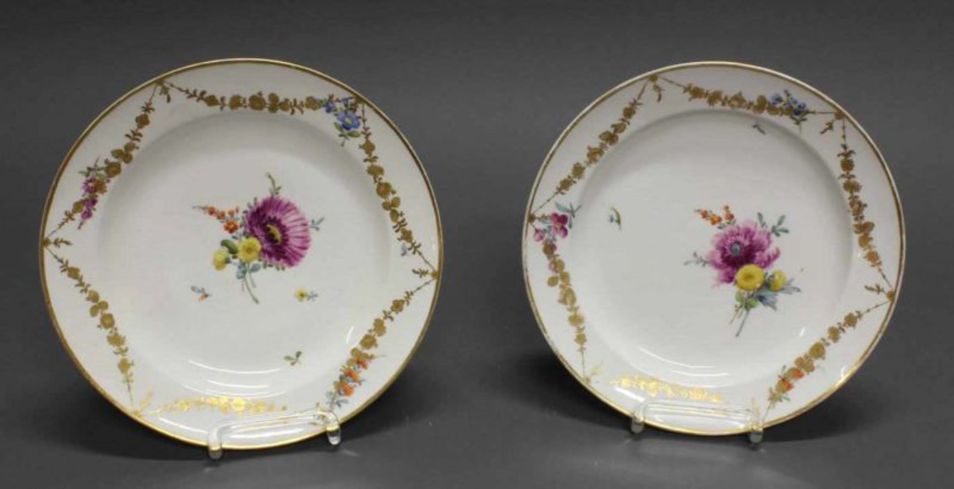 Paar Teller, Meissen, Schwertermarke, ca. 1740-1780, bunte Blumenmalerei, zusätzlich dekoriert mit