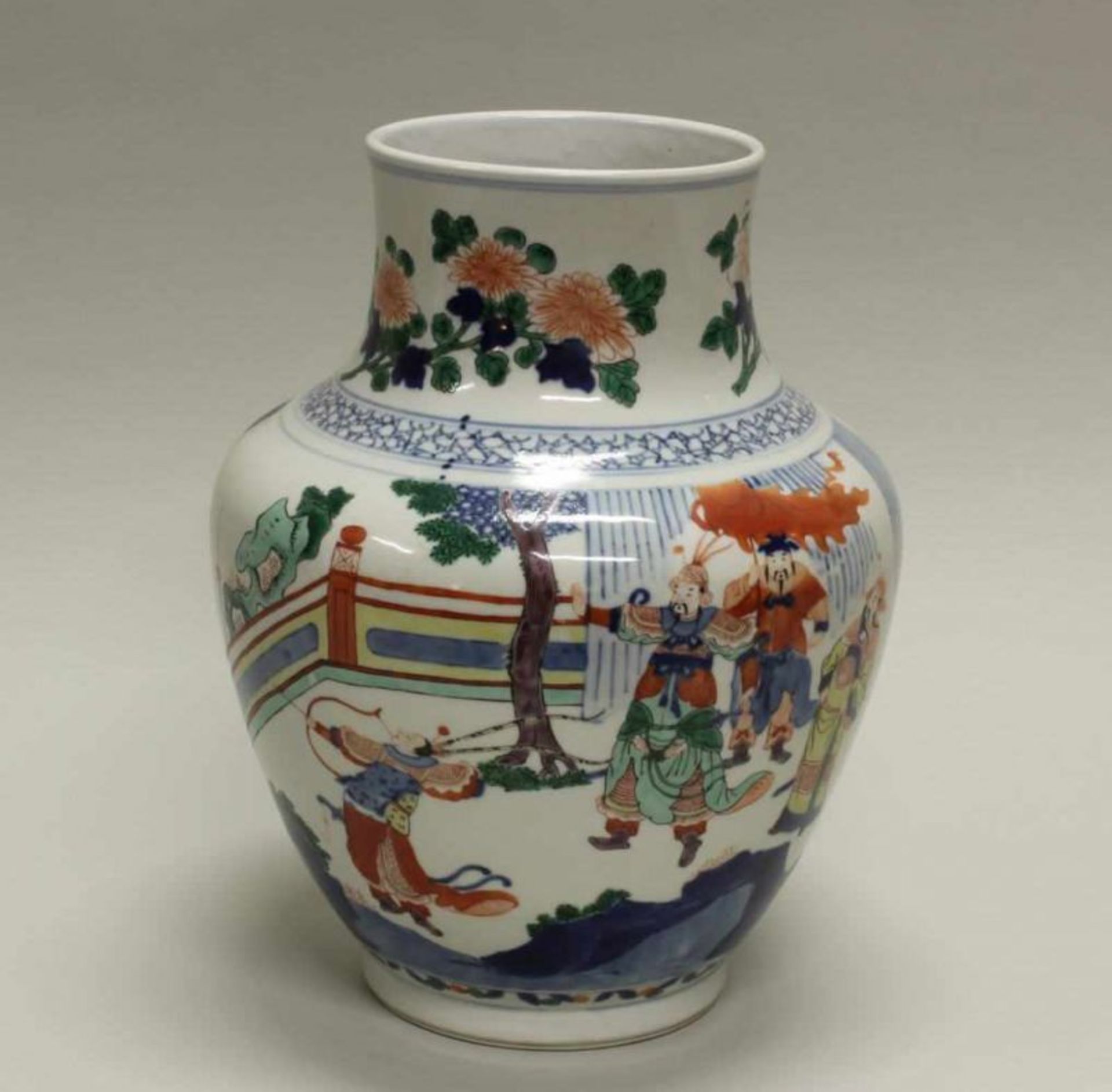 Balustervase, China, 19./20. Jh., farbiger Wucai-Dekor mit Palastszene, 32 cm hoch 20.00 % buyer's