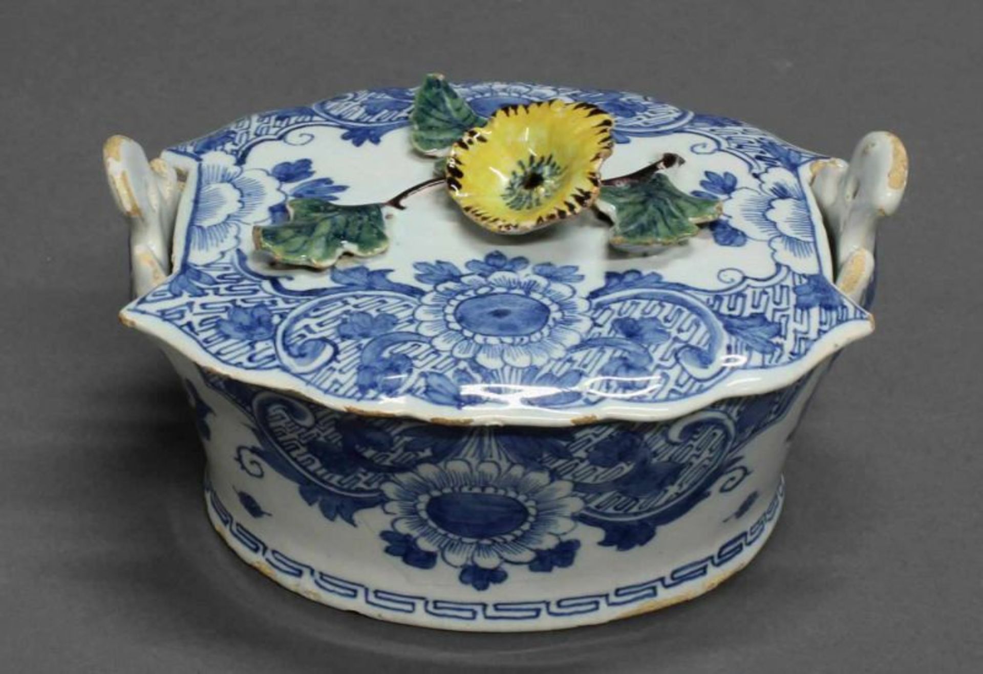 Butterdose, Fayence, Delft, um 1760-1780, De Drye Porceleyne Flesschen, gemarkt HB/136, floraler