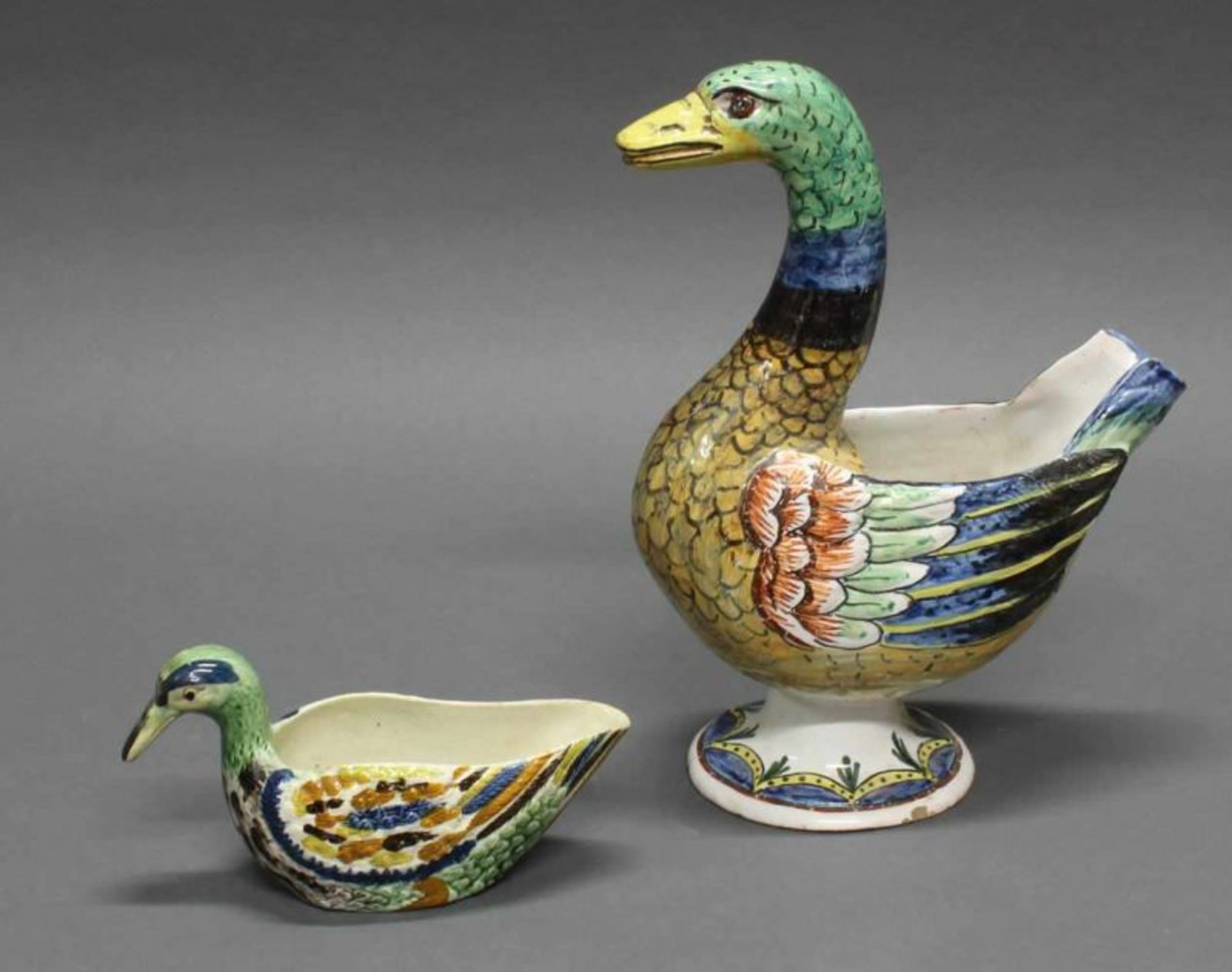 2 Saucièren, "Entenform", Fayence, 1x Staffordshire, um 1800, 1x Blaumarke HB, polychrom, 9.5 cm