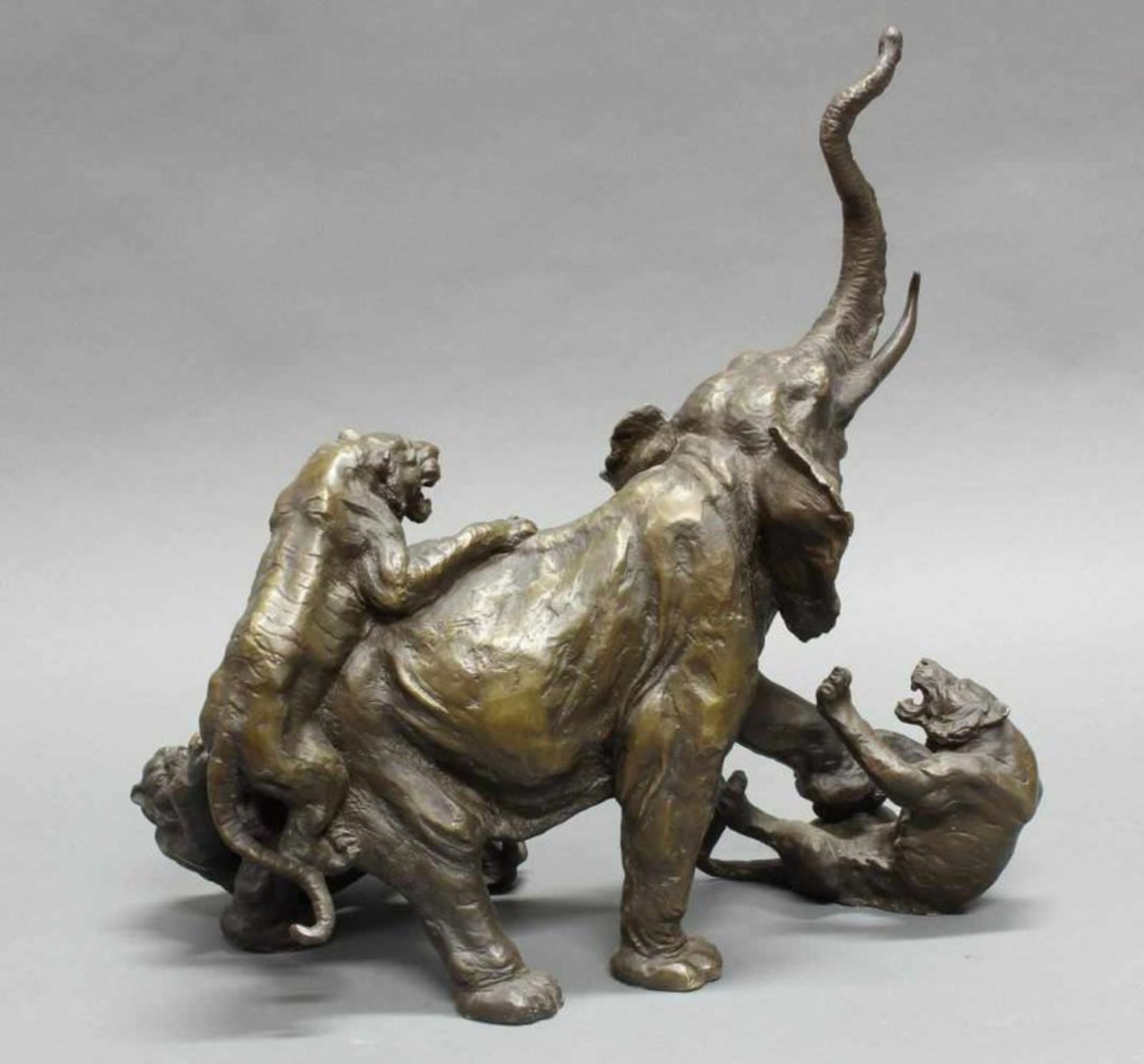 Bronze, braun patiniert, "Elefant mit Löwen kämpfend", 38 cm hoch, neuzeitlich 20.00 % buyer's - Image 3 of 3