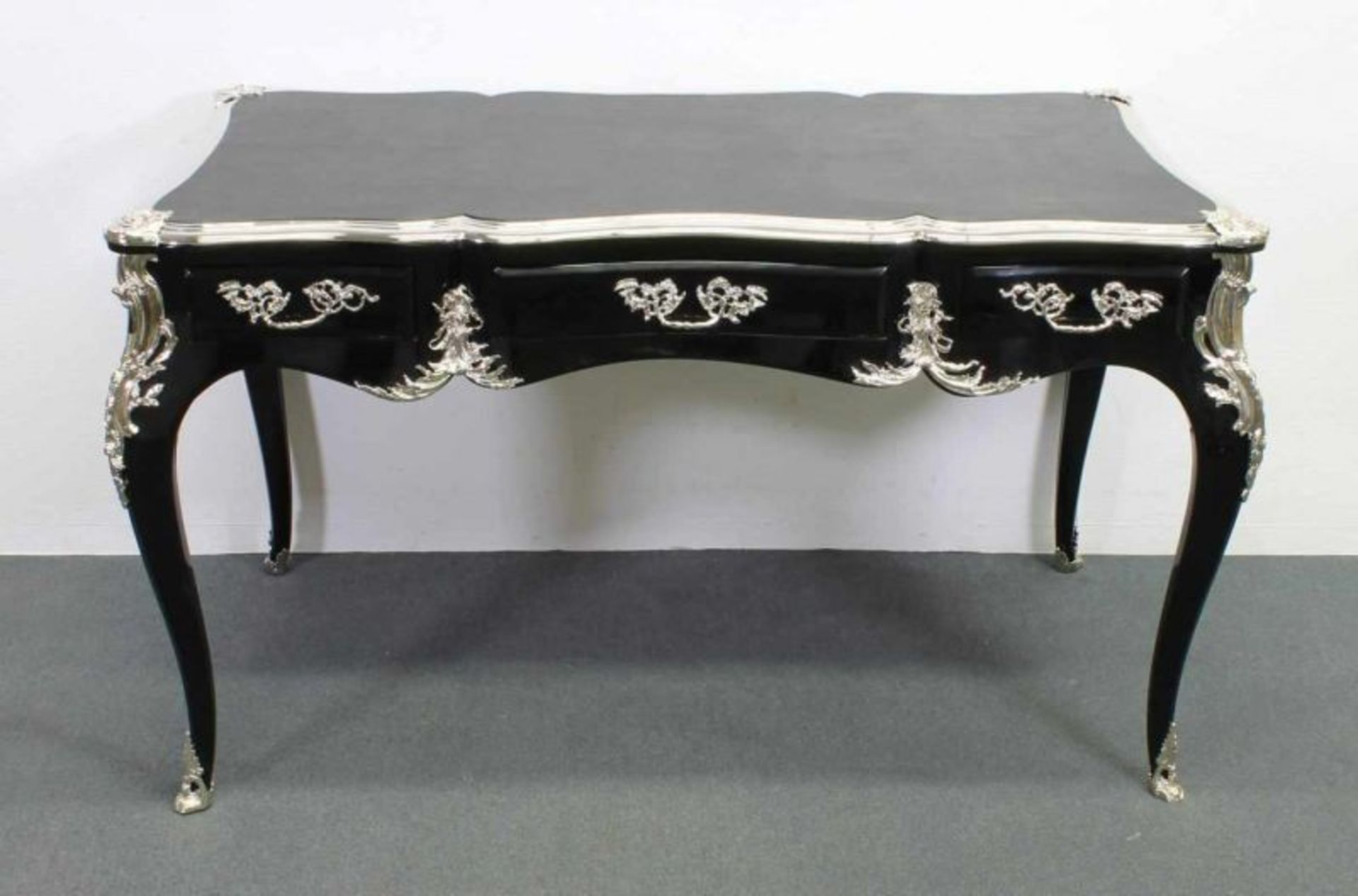 Bureau plat, Louis XV-Stil, neuzeitlich, Schwarzlack, Metallappliken, eingelassene Kunstlederplatte,