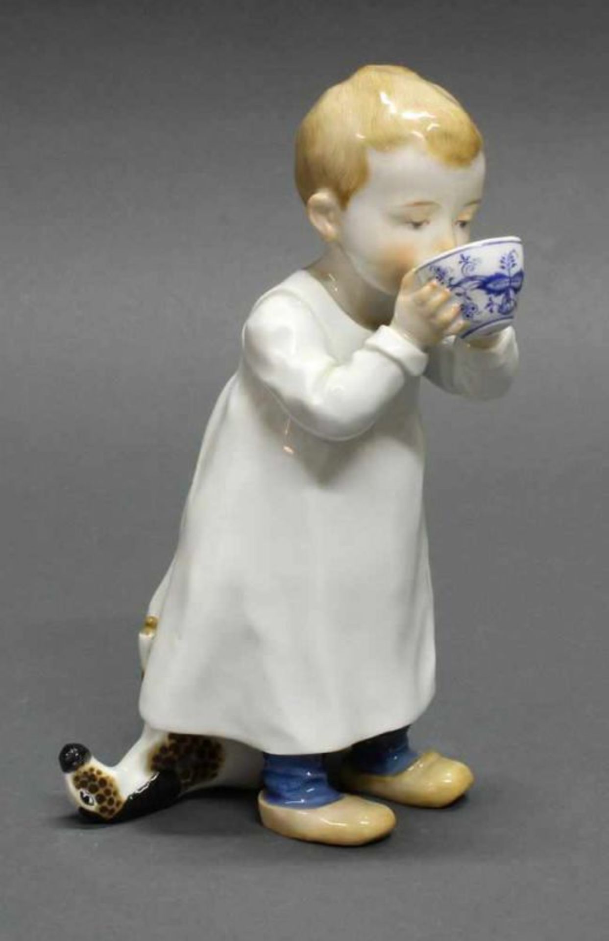 Porzellanfigur, "Kind aus einer Tasse trinkend", Meissen, Schwertermarke, 2. Wahl, Modellnummer W