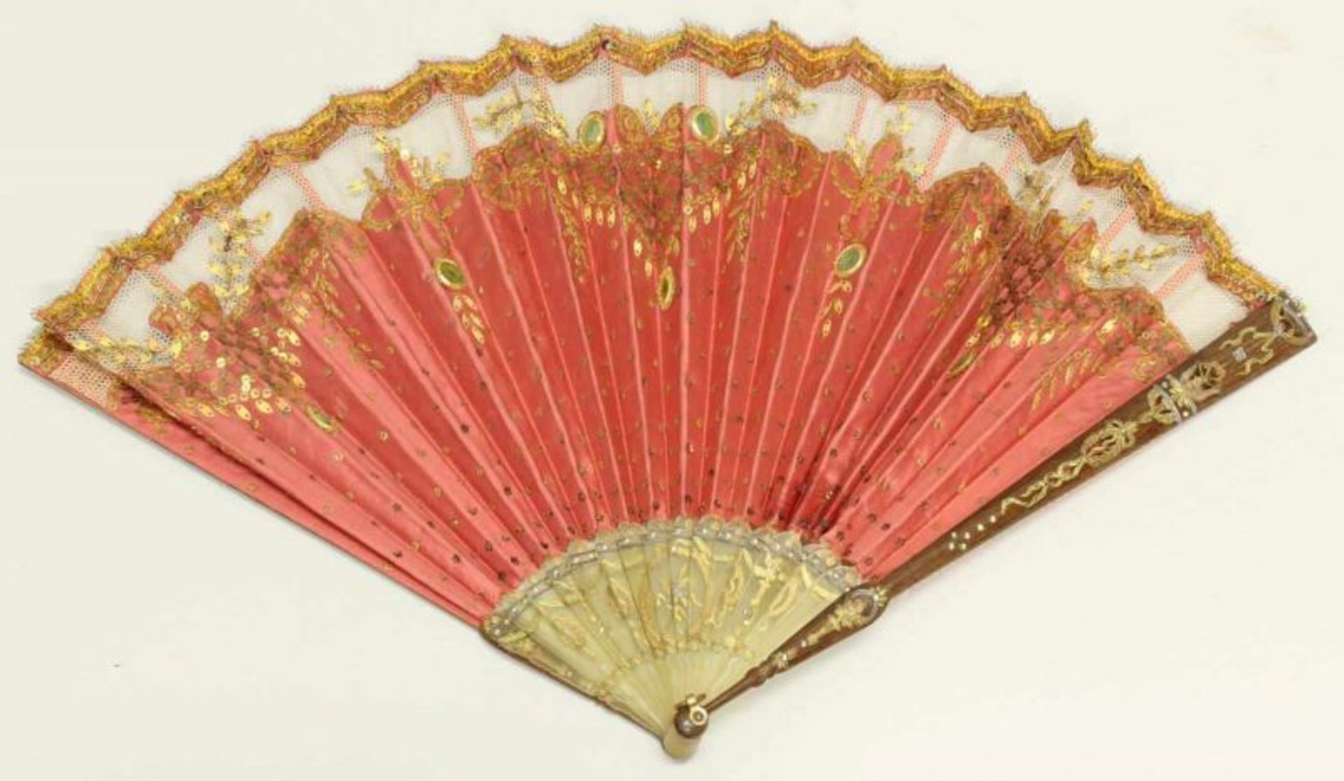 Fächer, Frankreich, um 1900, roter Seidenstoff, Paillettenzier mit grünen Flitterscheiben, 19.5 cm