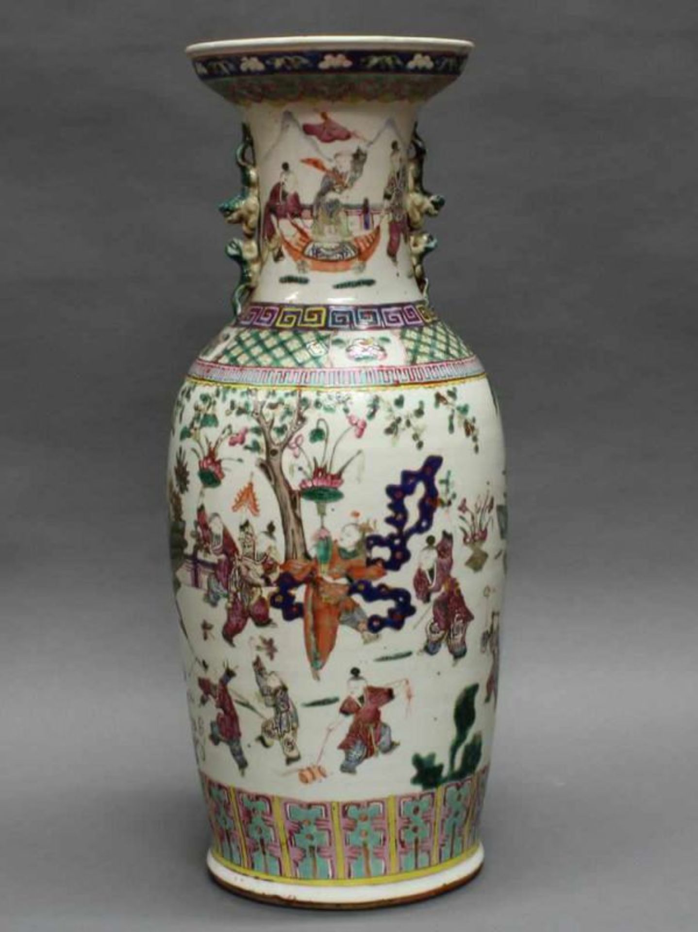 Balustervase, China, 19. Jh., Porzellan, famille rose, Gartenlandschaft mit Dame und Kindern, 61 - Image 2 of 2