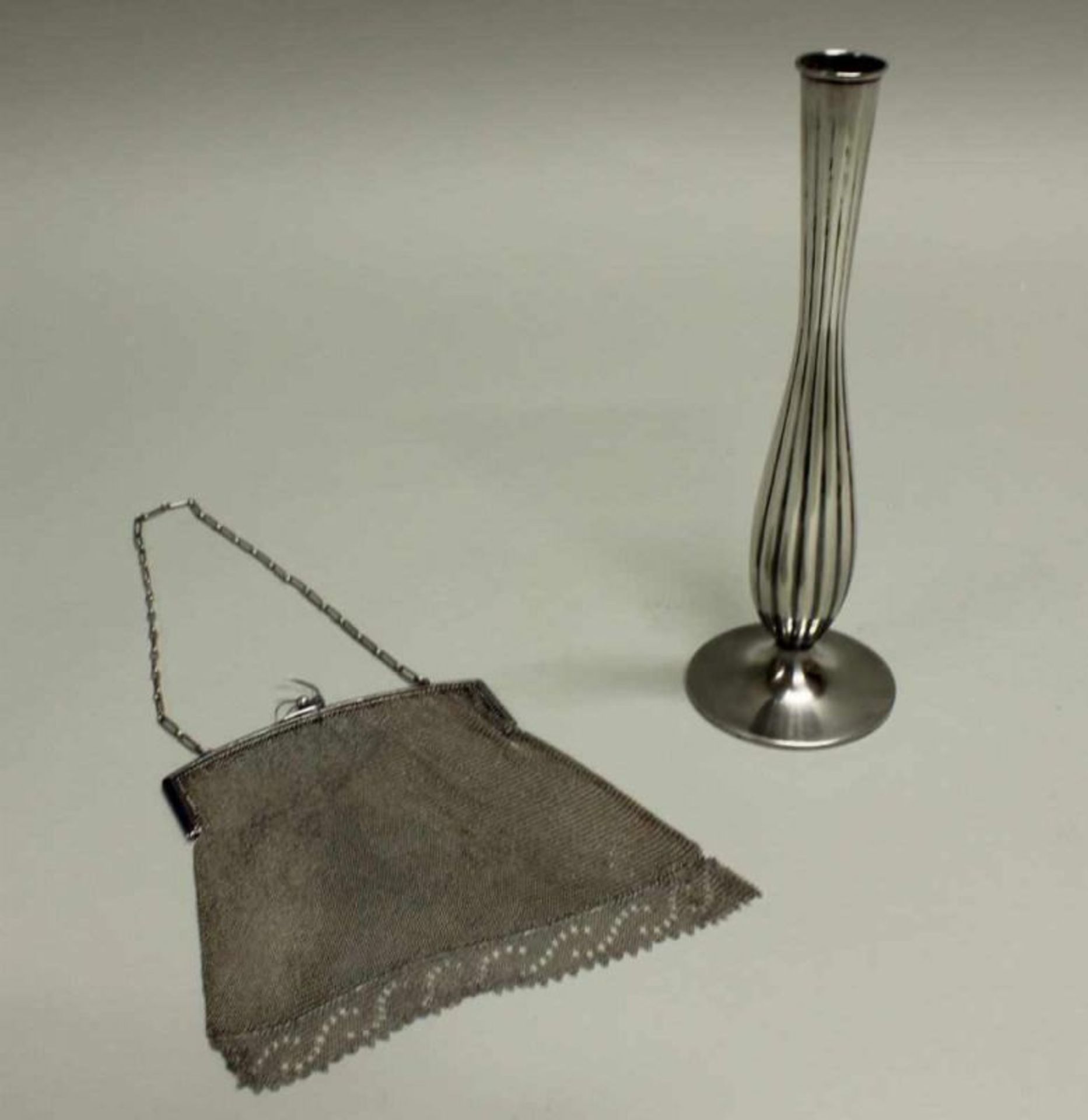 Soliflore, Silber 925, Gottlieb Kurz, Fuß gefüllt, 22.2 cm hoch; Abendtasche, Silber 800, Bügel