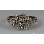 Ring, WG 585, 1 Brillant ca. 0.08 ct., 36 Brillanten zus. ca. 0.50 ct., alle etwa fw-w/lpr.-vvs,