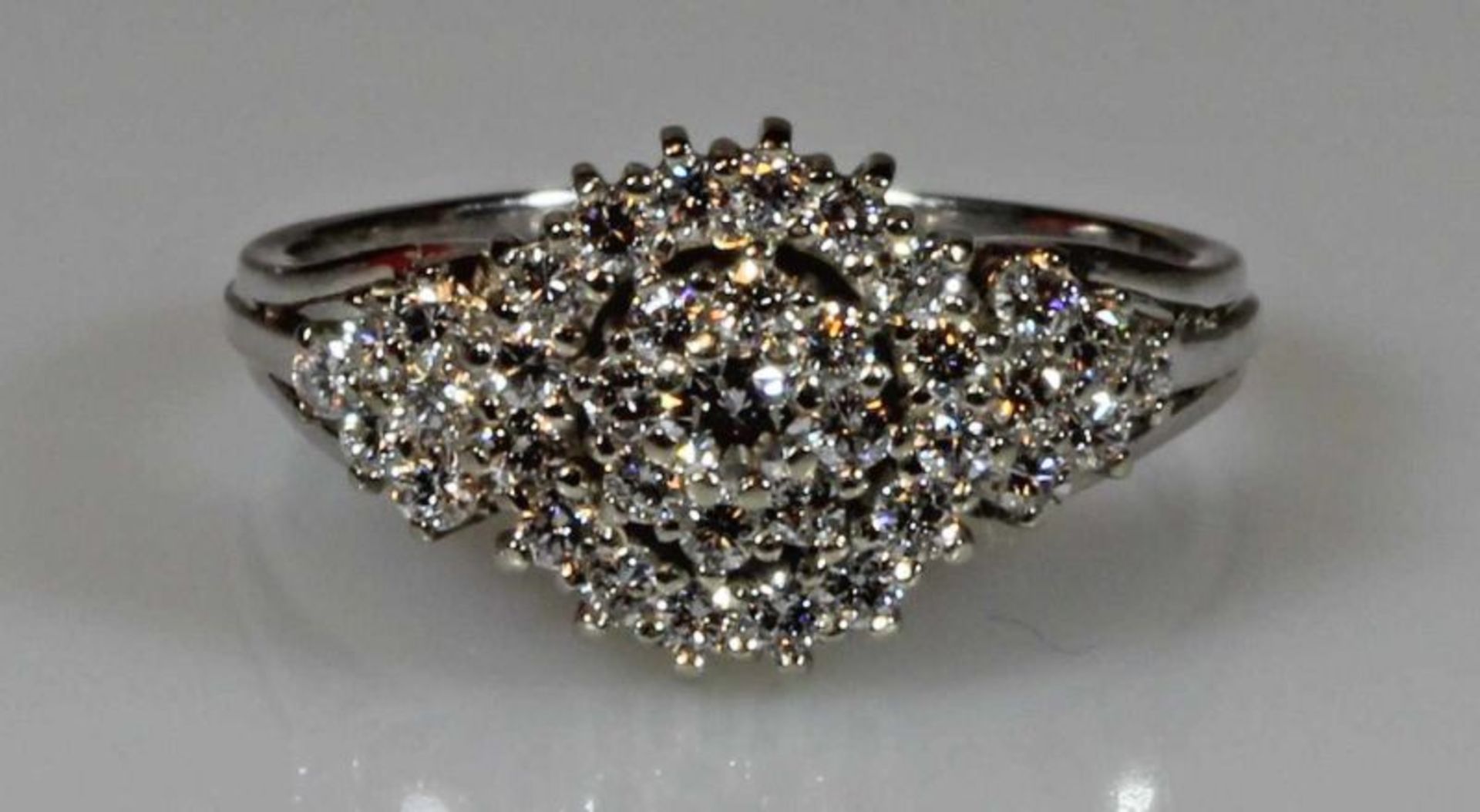 Ring, WG 585, 1 Brillant ca. 0.08 ct., 36 Brillanten zus. ca. 0.50 ct., alle etwa fw-w/lpr.-vvs,