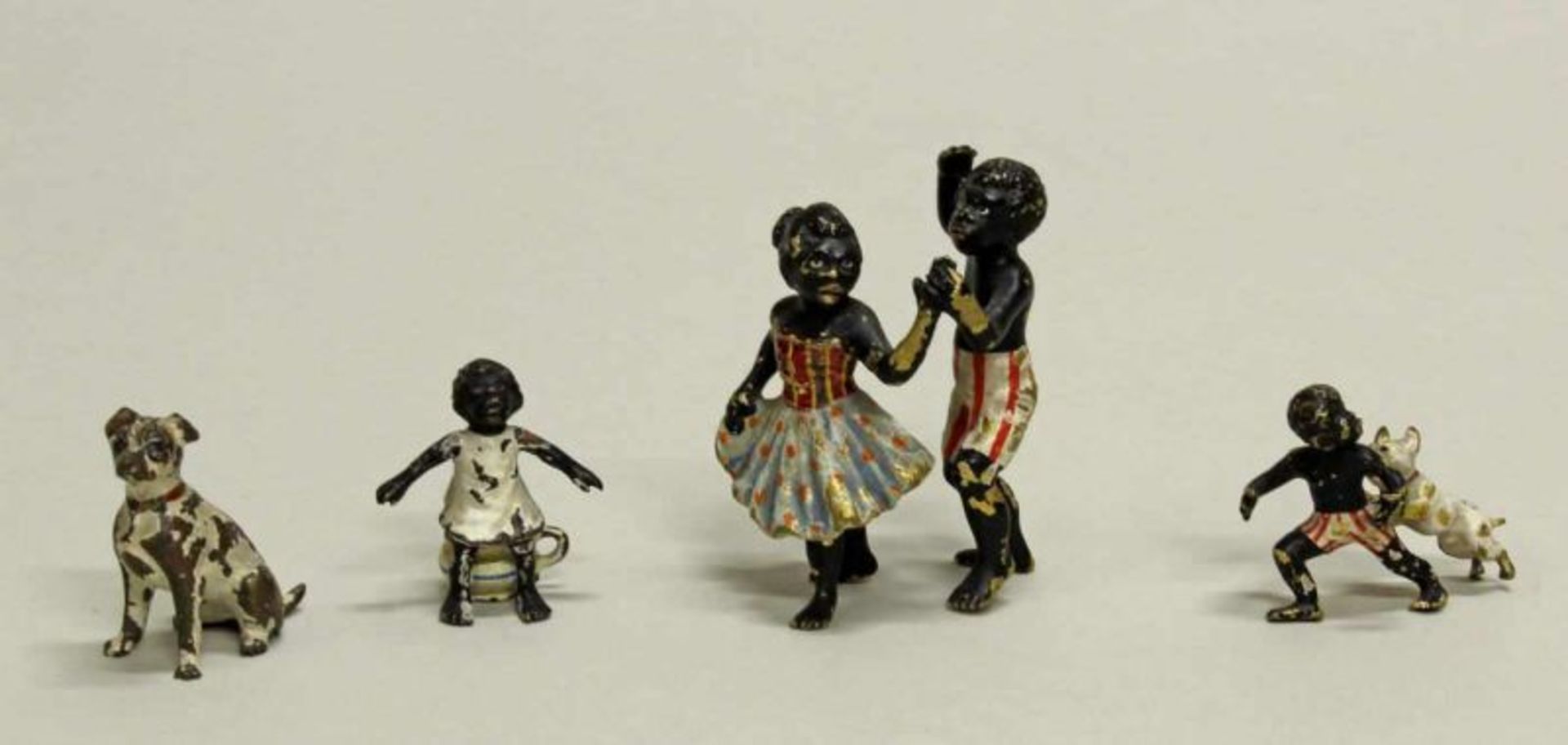 4 Miniaturfiguren, "Afrikaner und Hund", Wiener Bronze, polychrom, 2.5-4.5 cm hoch, Farbverluste