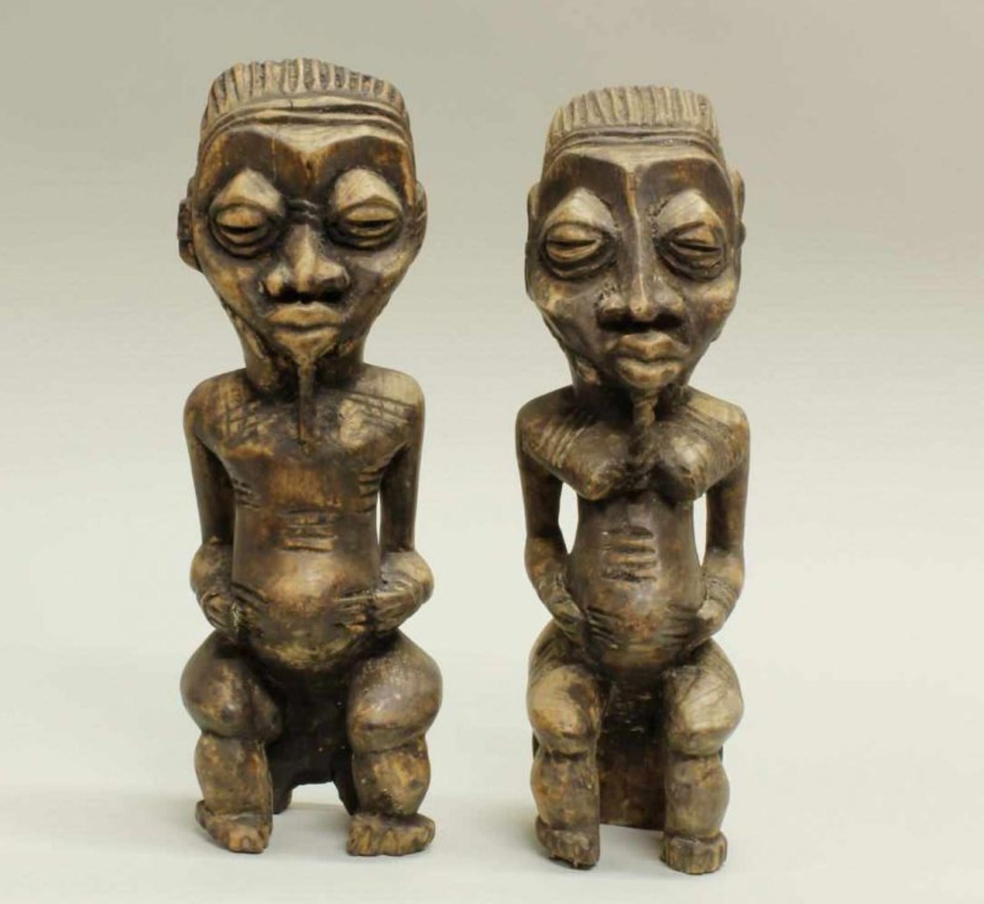 Figurenpaar, wohl Bakongo, Kongo, Afrika, Paar auf Hocker sitzend, 30 cm hoch 20.00 % buyer's