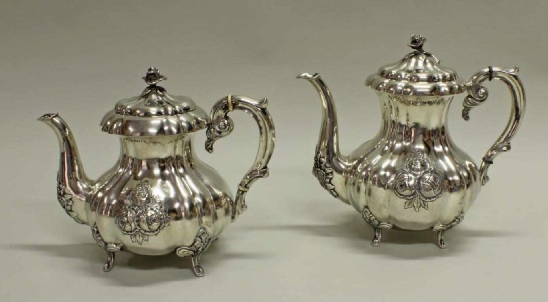 Kaffeekanne und Teekanne, Silber 13-lötig, Wien, 1845, Meistermarke HH (?), bauchige, gebuckelte