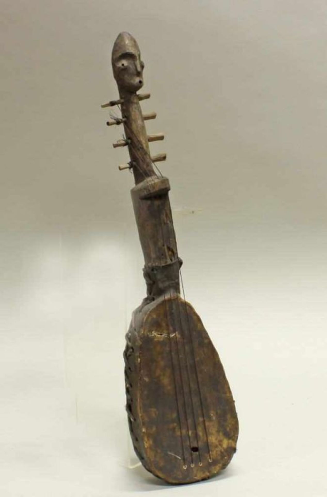 Zupfinstrument, Mangbetu, Kongo, Afrika, lederbespannter Hohlkörper, vollplastischer Figurenhals, 56