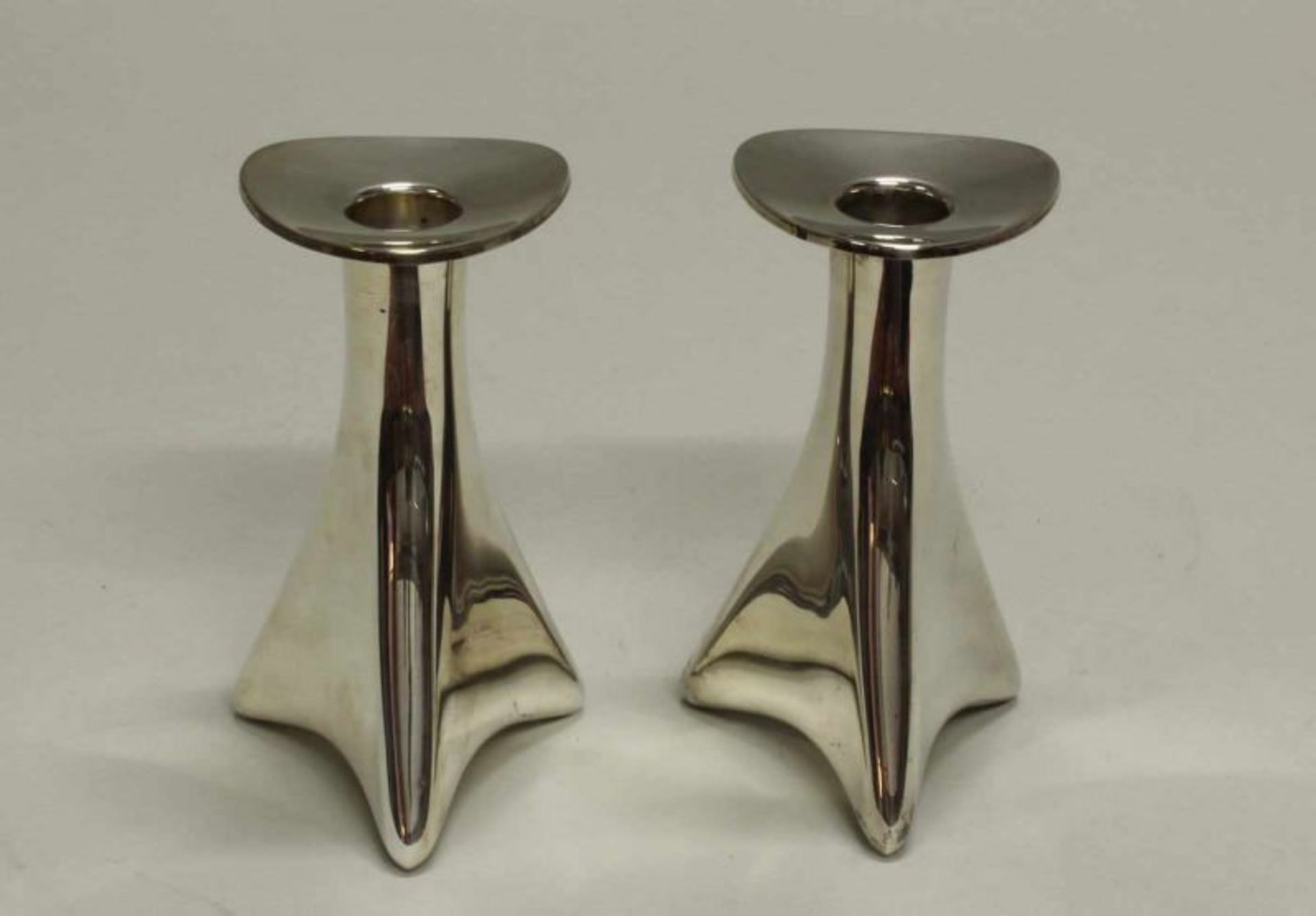 Paar Kerzenleuchter, Silber 925, moderne Dreifußform, je einflammig, geschwert, 13 cm hoch 20.00 %