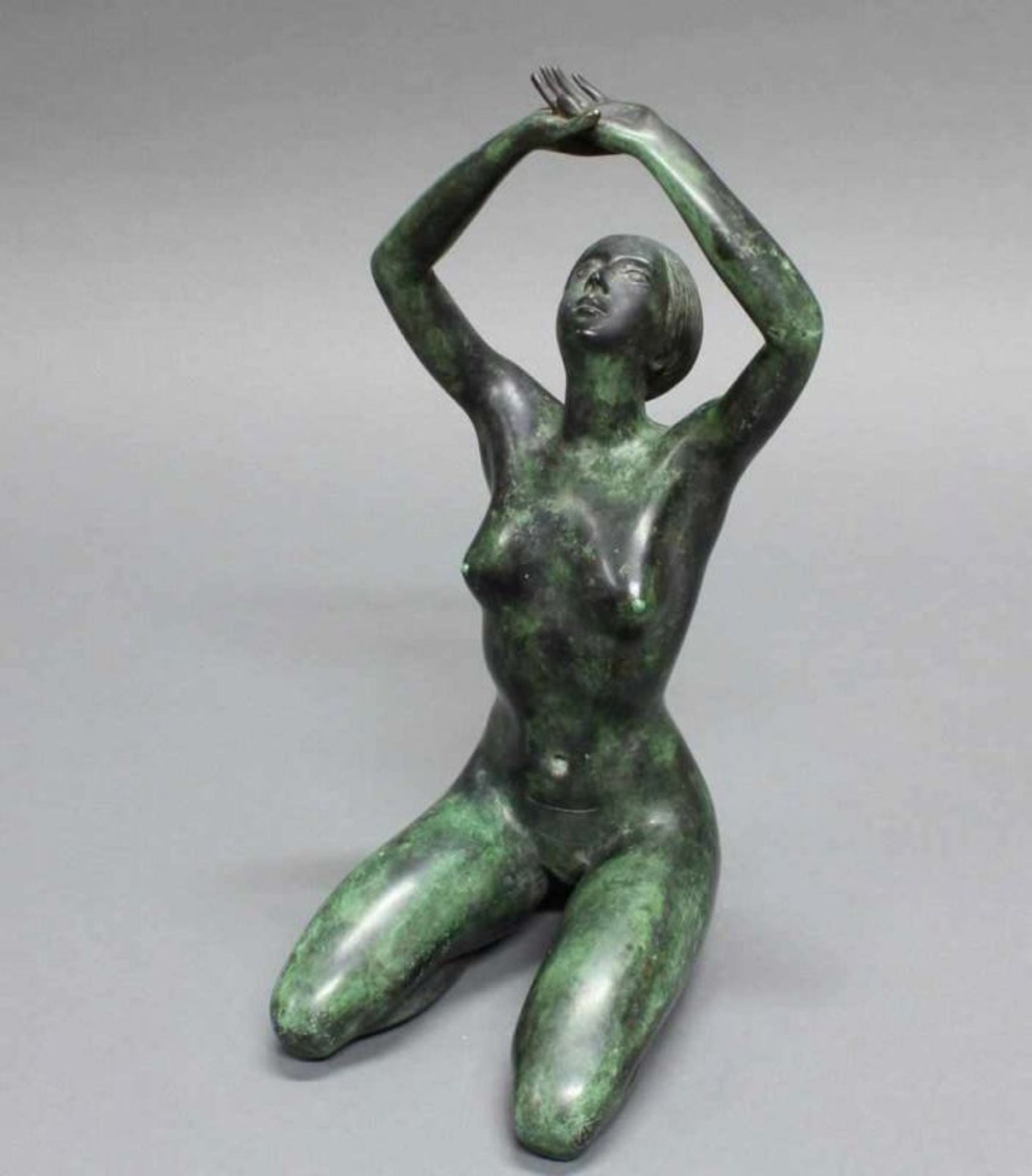 Bronze, grün patiniert, "Verliebtes Mädchen", bezeichnet Arno Breker, Gießerstempel Venturi Arte,