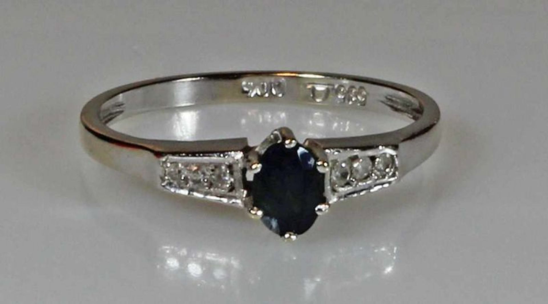 Ring, WG 585, 1 oval facettierter Saphir, 6 Diamanten zus. ca. 0.06 ct., 2 g, RM 18 20.00 % buyer'