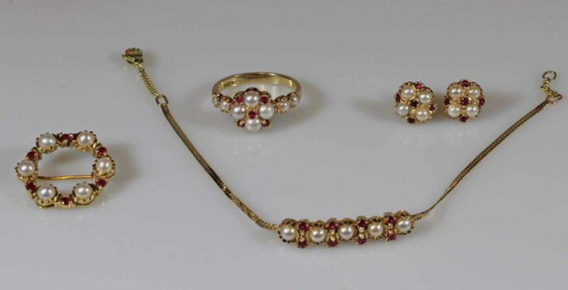 Schmuckset: Armband, Brosche, Paar Ohrstecker, Ring, GG 585, Perlchen und kleine Rubine, zus. 16