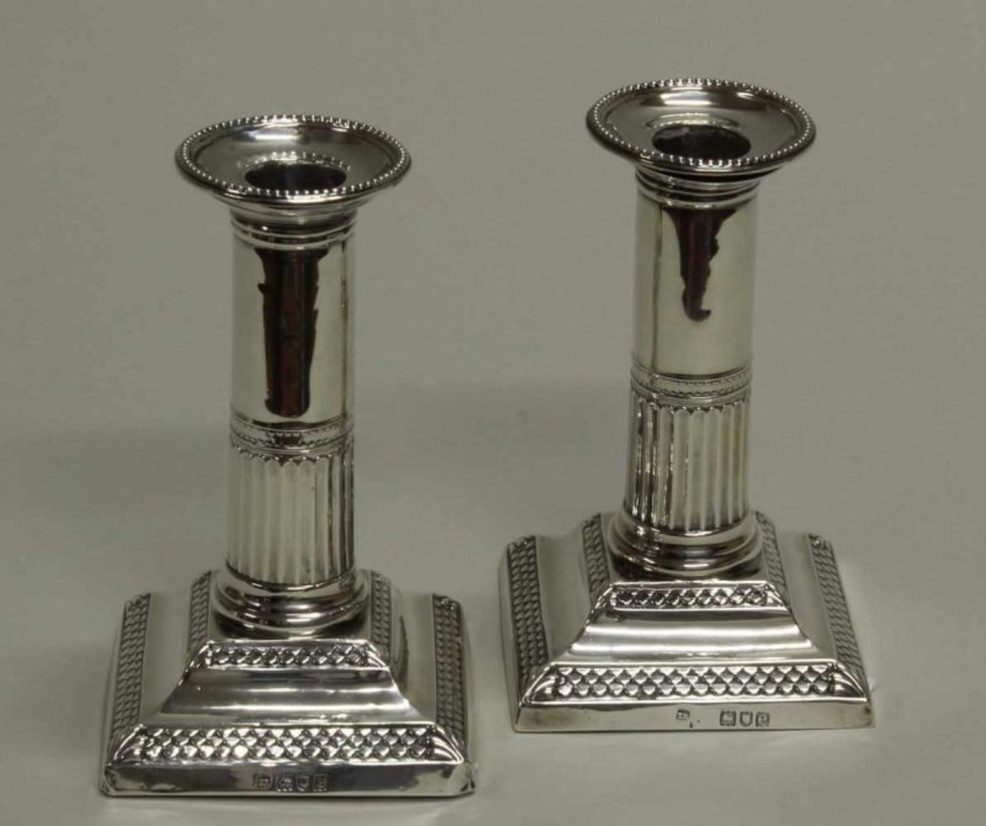 Paar Kerzenleuchter, Silber 925, London, 1900, Meistermarke TB, Säulenform, getreppter Fuß mit