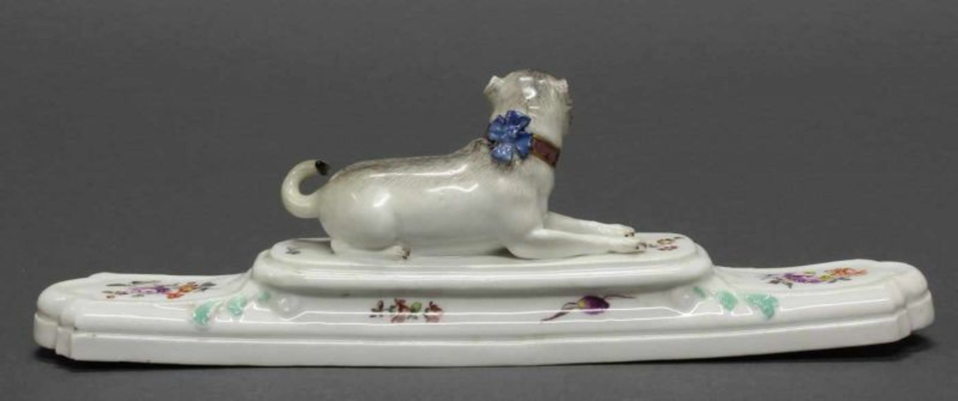 Briefbeschwerer, "Mops", Meissen, Schwertermarke, um 1750, liegender Hund auf breitem Sockel, - Image 3 of 4