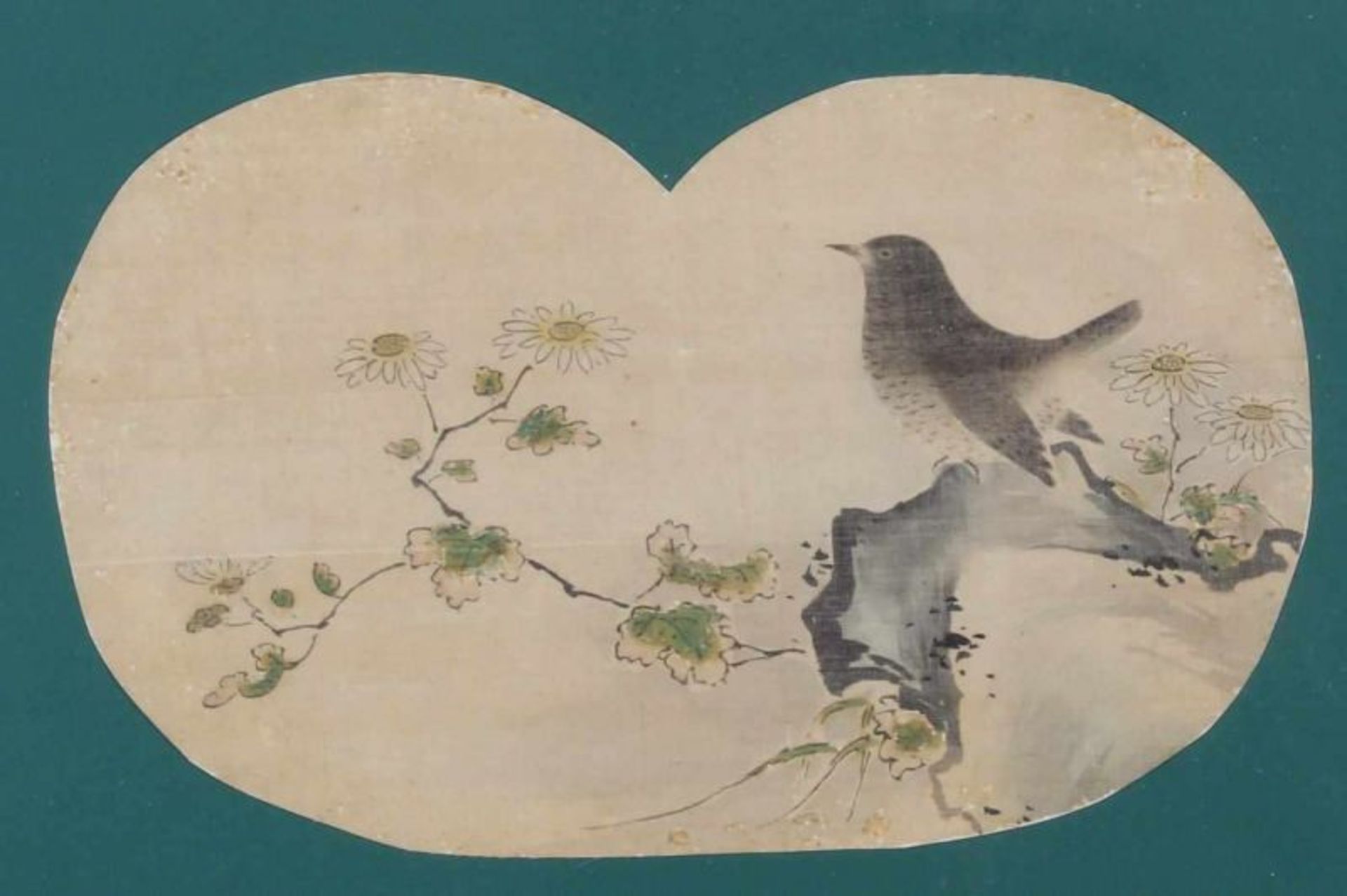 Fächerblatt, China, 19. Jh., Farbe auf Seide, Vogel auf Felsen zwischen Blüten, 13.5 x 22 cm, - Image 2 of 2