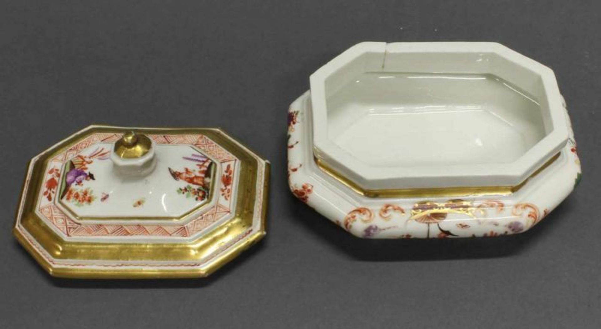 Zuckerdose, Meissen, K.P.M. Schwertermarke, um 1724, Goldziffern 33. (Boden) und 26. ( - Image 5 of 6