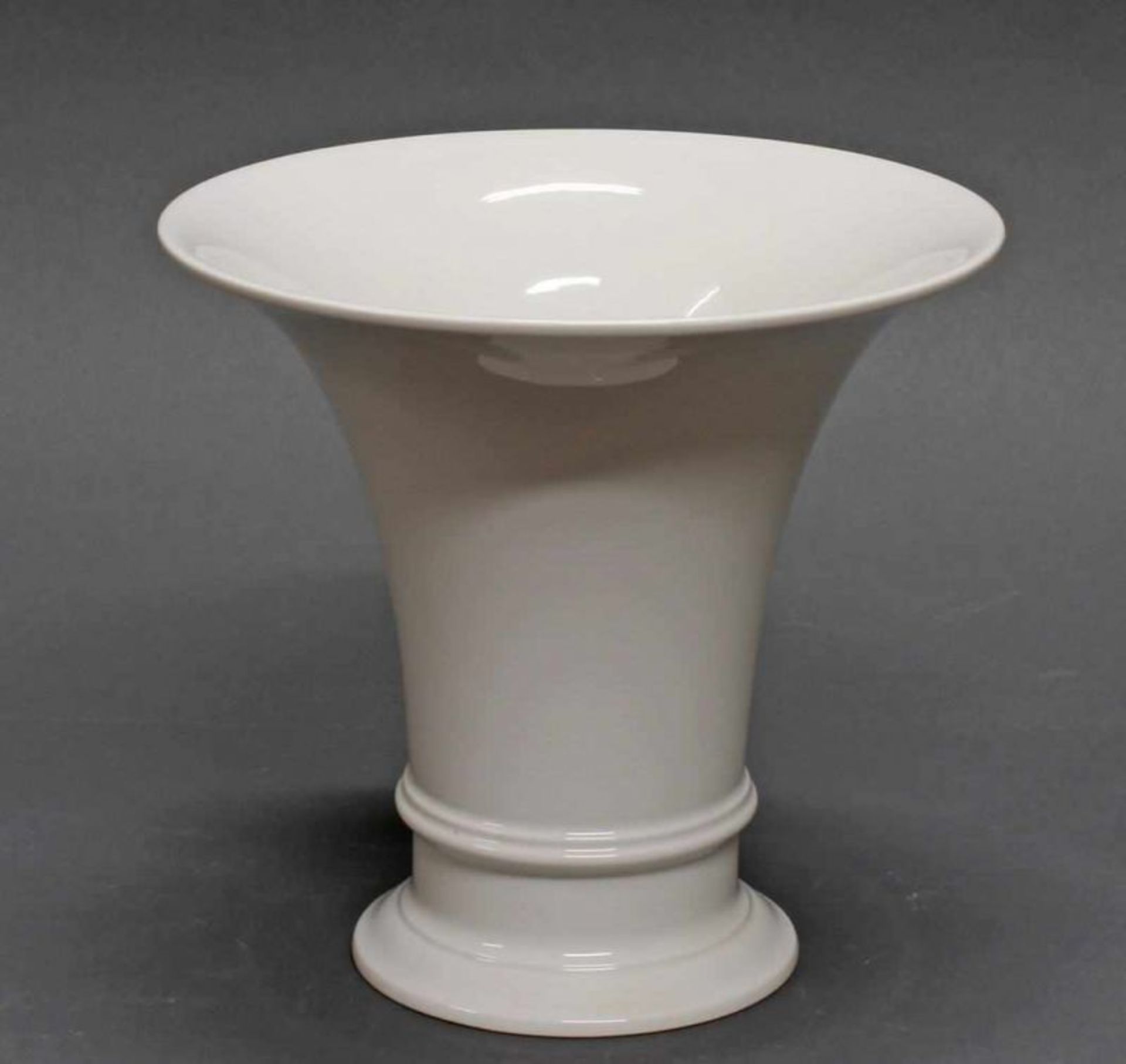Vase, KPM Berlin, Trompetenform, Weißporzellan, 18.5 cm hoch 20.00 % buyer's premium on the hammer