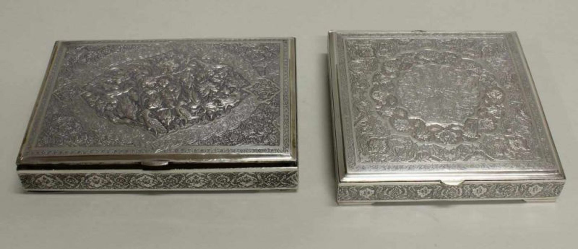 Deckeldose, Silber, wohl Orient, 20. Jh., ornamentales Reliefdekor, 3.5 x 16.5 x 16.5 cm, ca. 585 g;