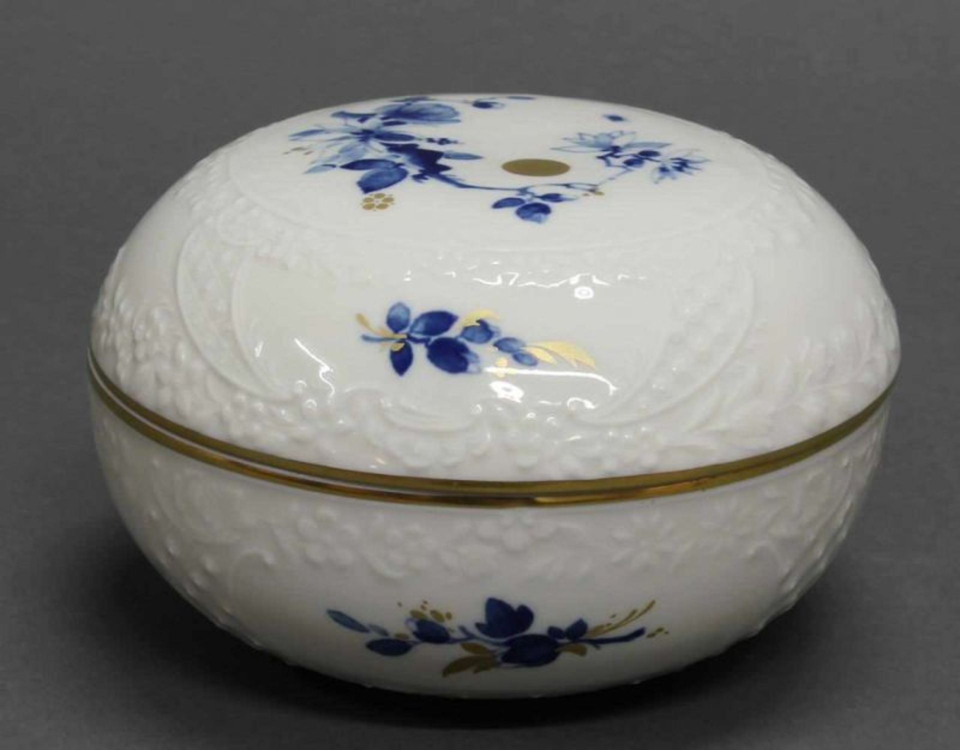 Deckeldose, Meissen, Schwertermarke, 1. Wahl, Neumarseille, floraler Blaudekor, Goldstaffage, 8.5 cm