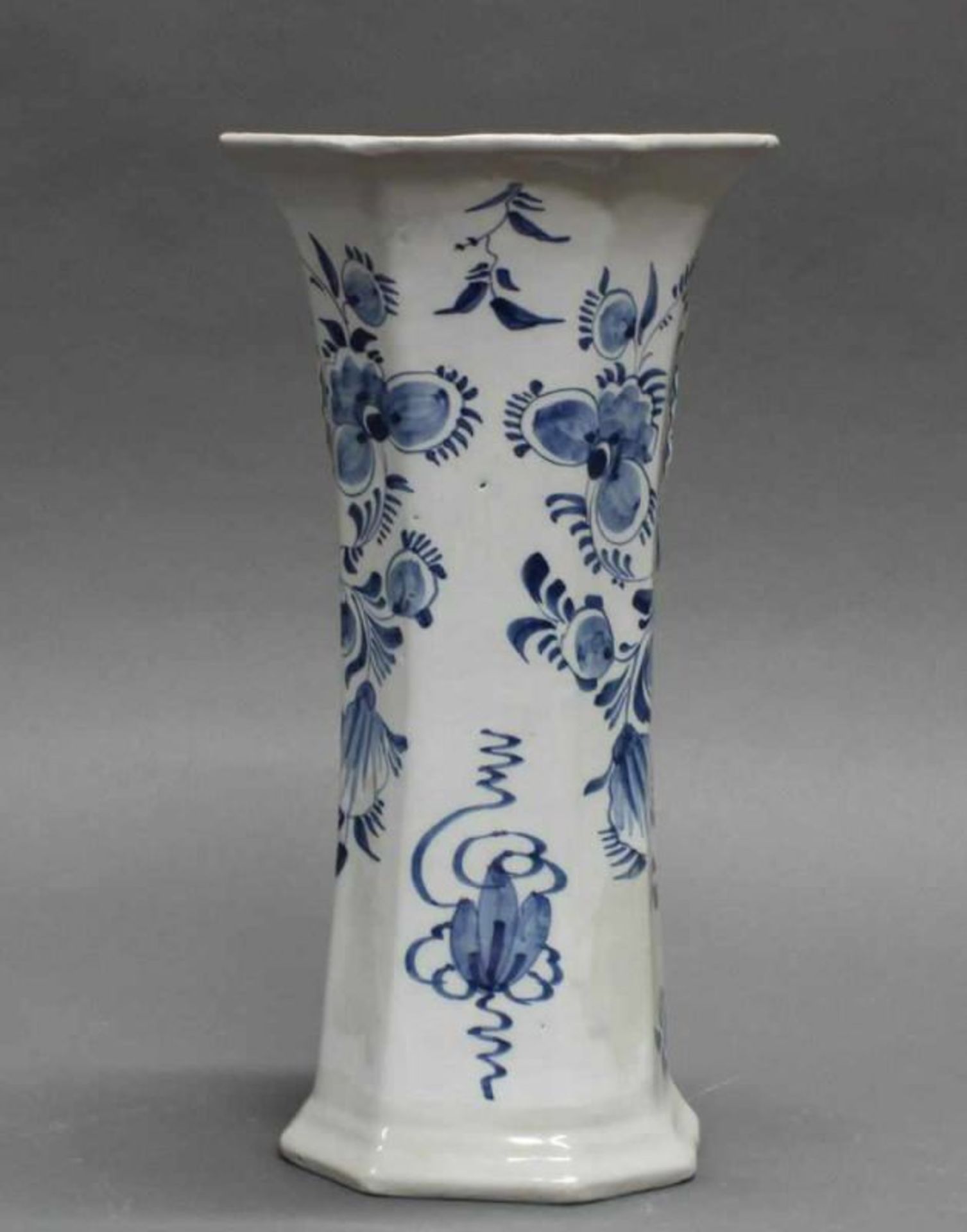 Flaschenvase, Fayence, Delft, 18. Jh., blaue Marke WK, polyconal, 29 cm hoch, restauriert, Haarriss; - Image 3 of 6