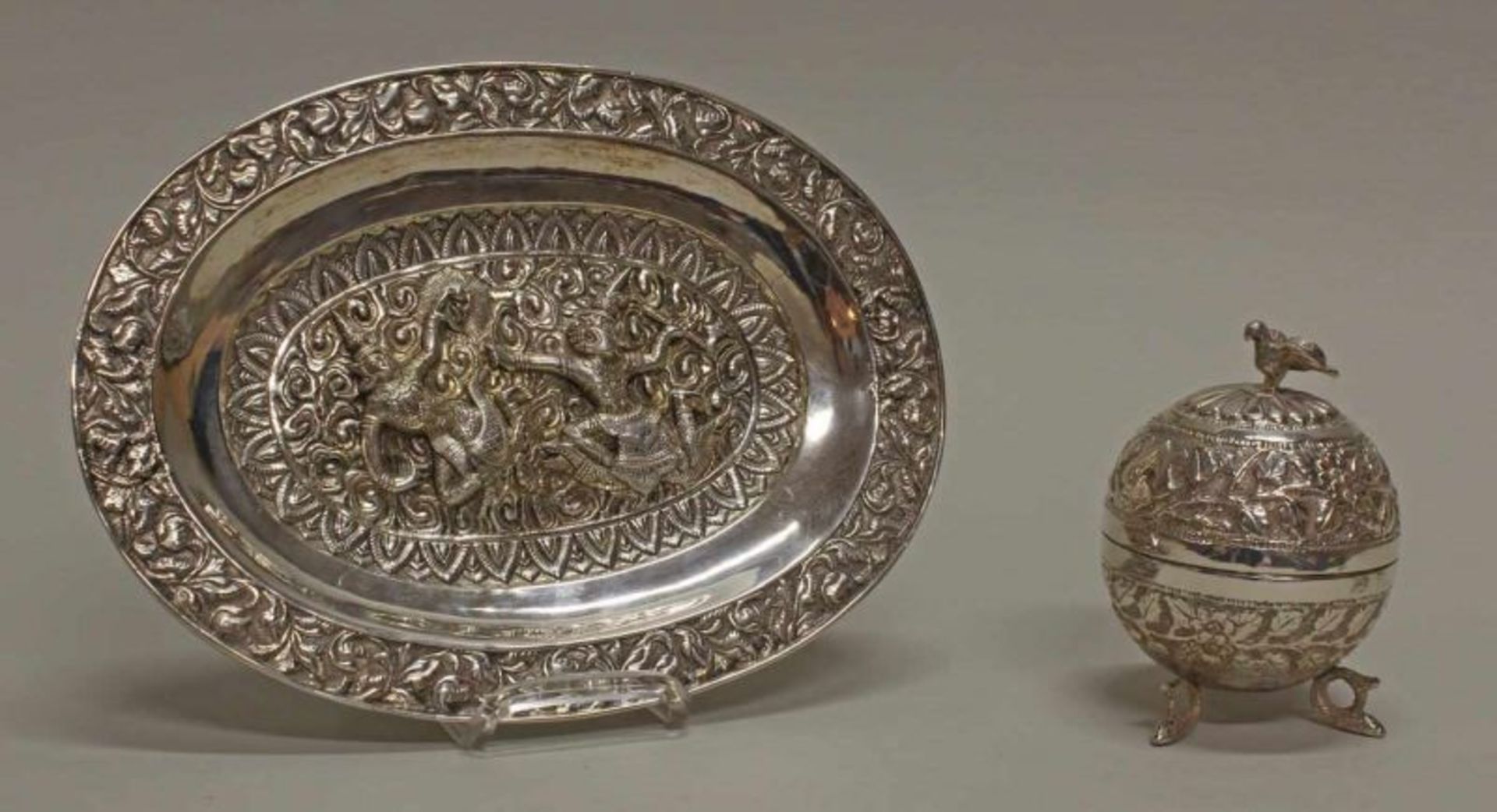 Zierschale, Silber, Südostasien, ungemarkt, oval auf Füßen, Figurenrelief, 22 x 16.5, ca. 254 g;