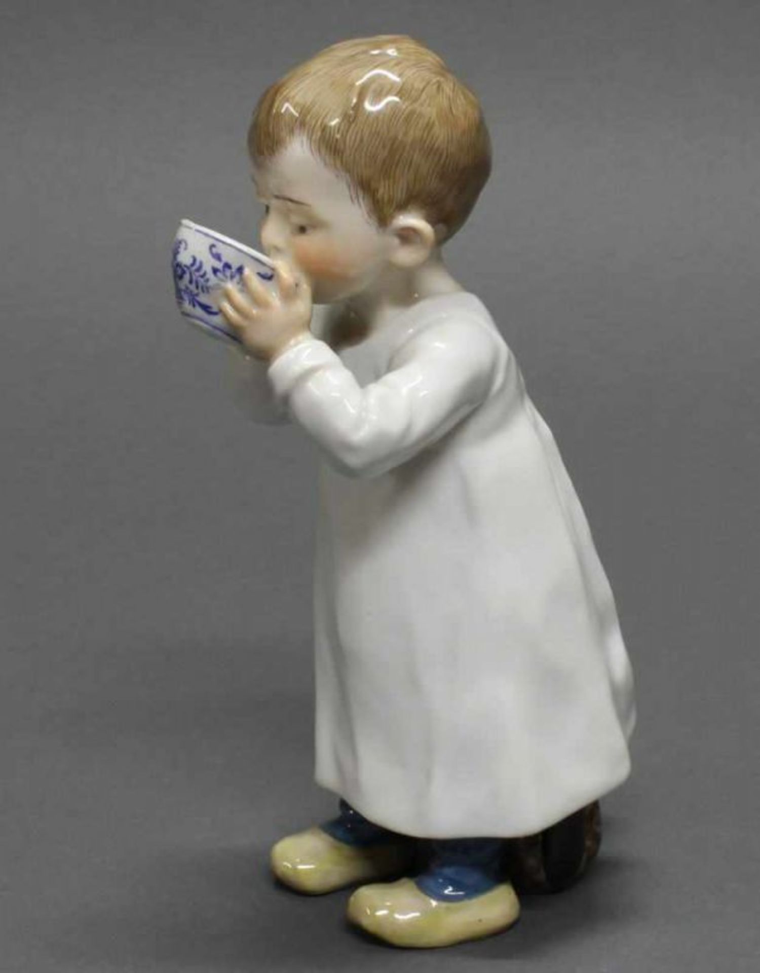 Porzellanfigur, "Kind aus einer Tasse trinkend", Meissen, Schwertermarke, 1905-1924, 1. Wahl, - Image 2 of 4