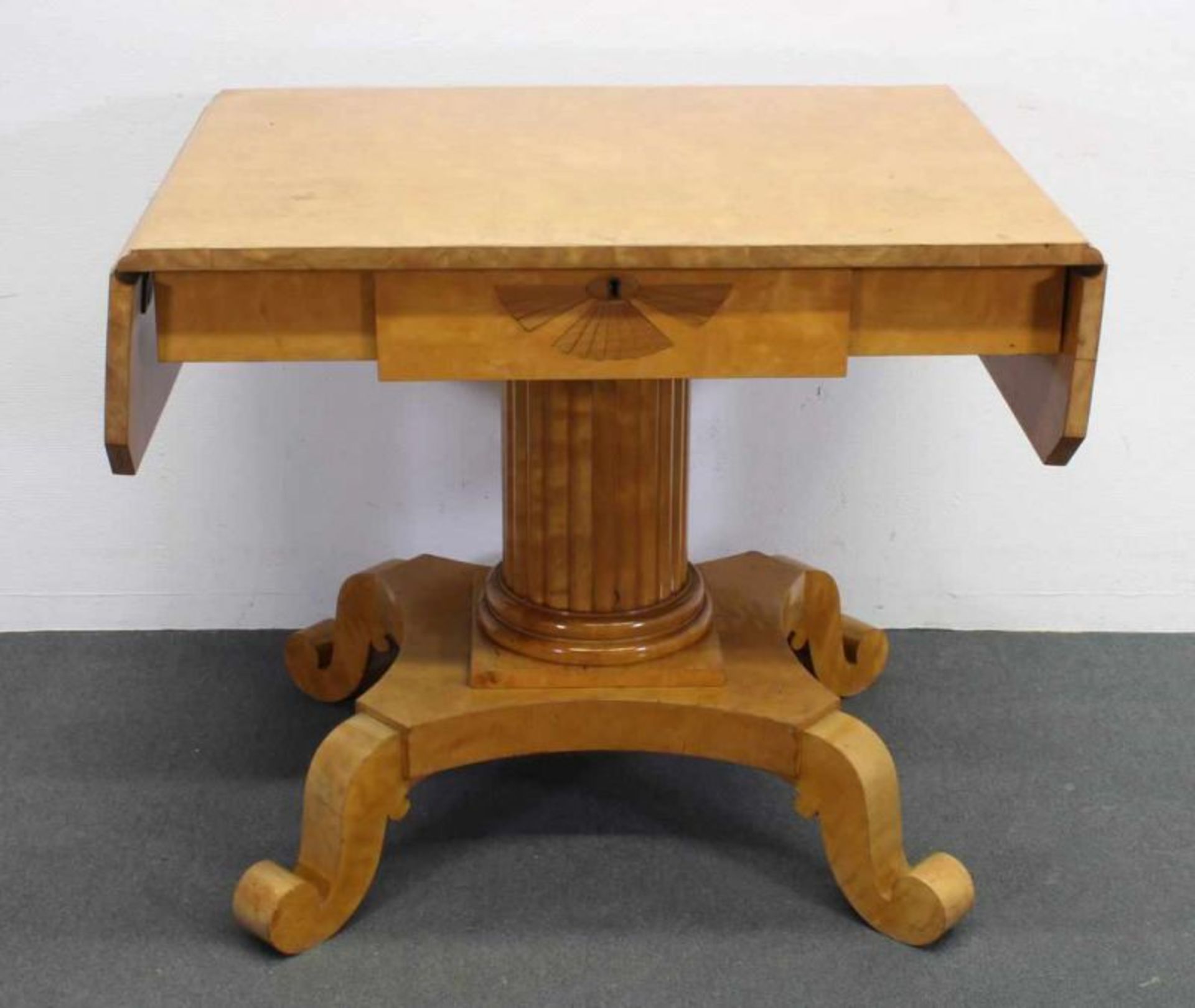 Biedermeier-Salon, um 1830, Birke, mit fächerartigem Schnitzwerk, bestehend aus: Sofa, 243 cm breit; - Image 4 of 6