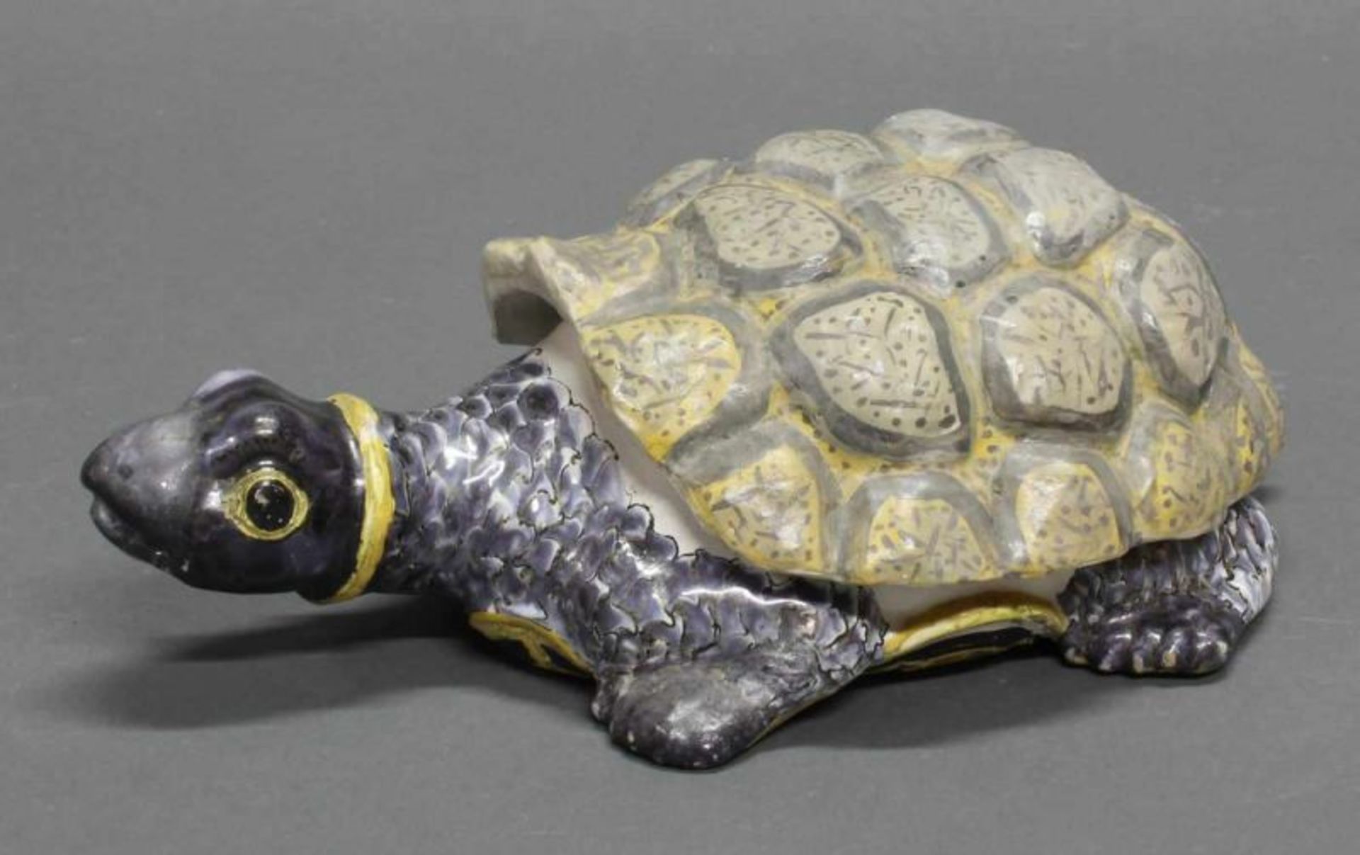 Deckeldose, "Schildkröte", Fayence, Schrezheim, um 1765-1770, ungemarkt, polychrom, 9 cm hoch,