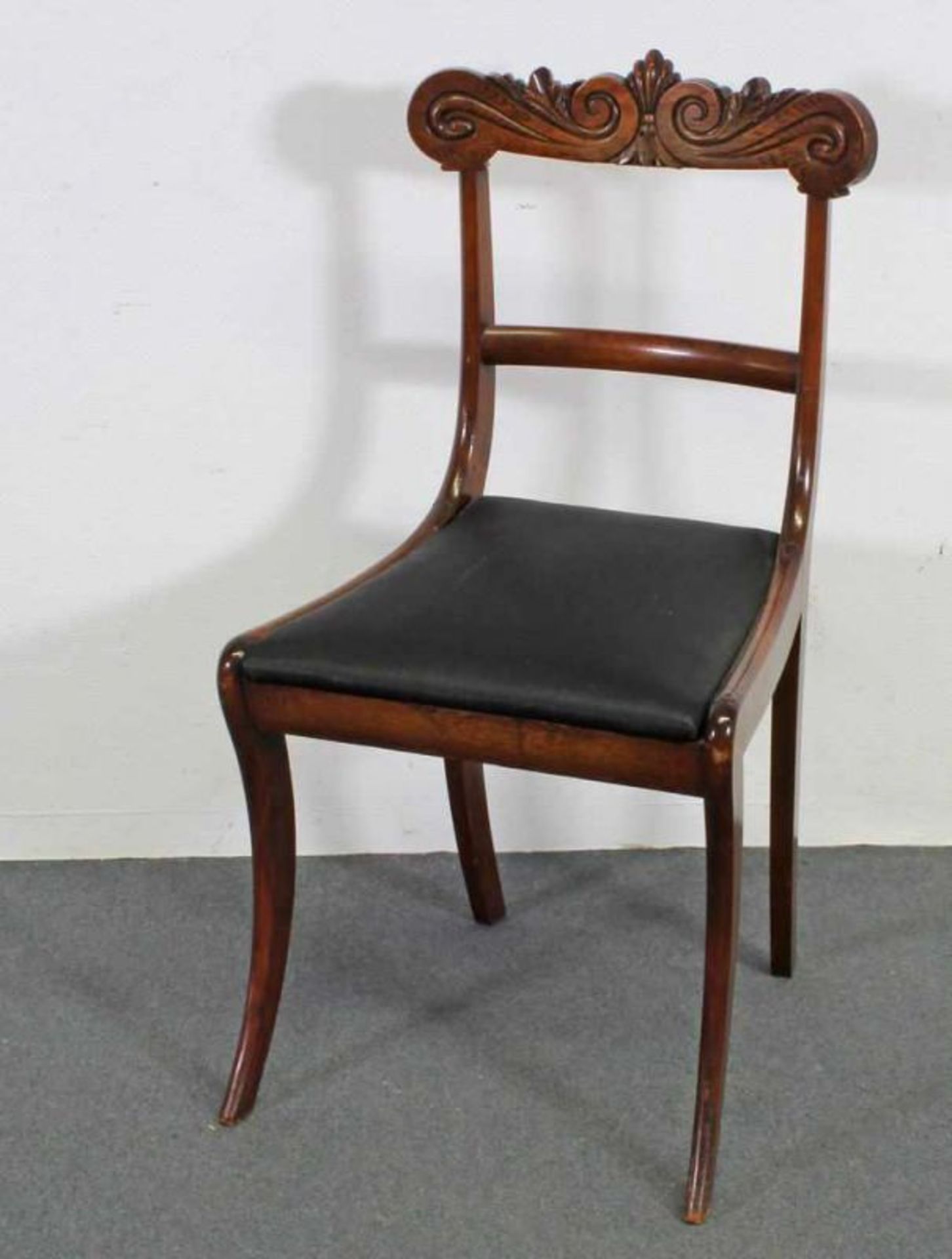 10 Stühle, England, Regency, um 1830, Mahagoni, loses Sitzpolster, geschnitzte Rückenzarge 20.00 % - Image 2 of 2