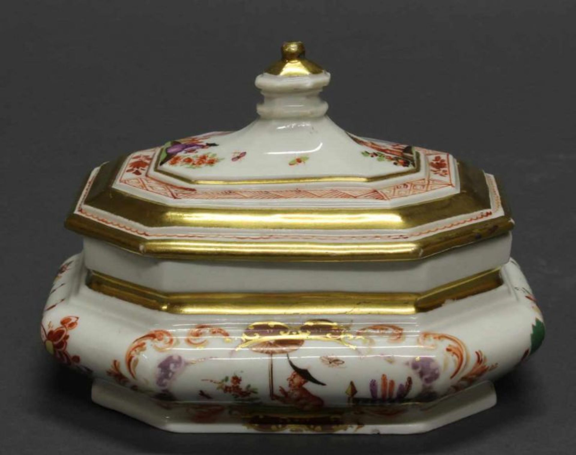 Zuckerdose, Meissen, K.P.M. Schwertermarke, um 1724, Goldziffern 33. (Boden) und 26. (