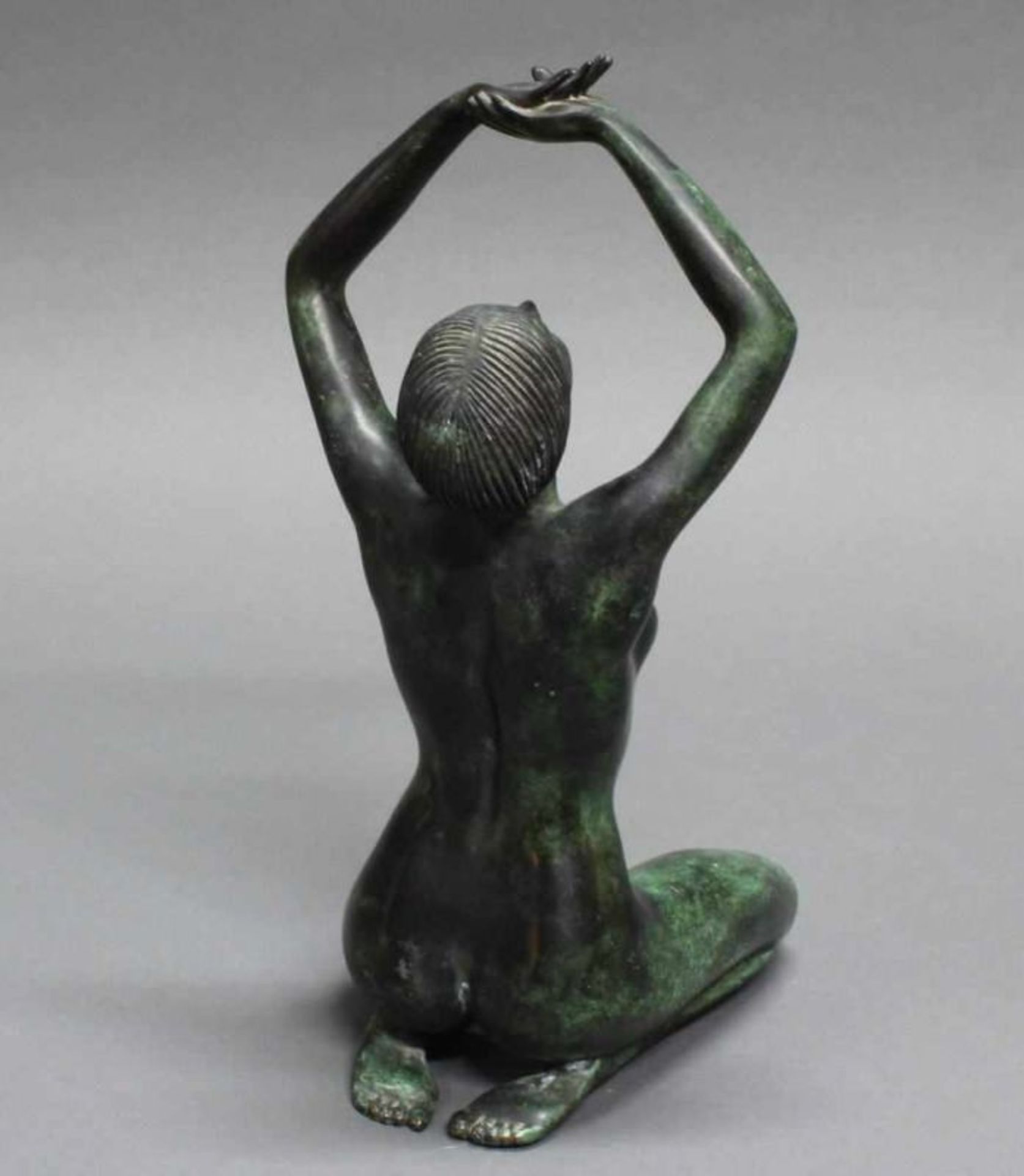 Bronze, grün patiniert, "Verliebtes Mädchen", bezeichnet Arno Breker, Gießerstempel Venturi Arte, - Image 2 of 4