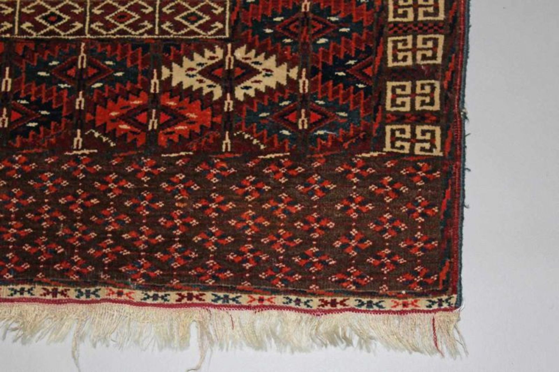 Tekke-Engsi, Turkmenistan, älter, ca. 1.60 x 1.20 m, Fransen einer Kopfseite fehlen 20.00 % buyer' - Image 2 of 2