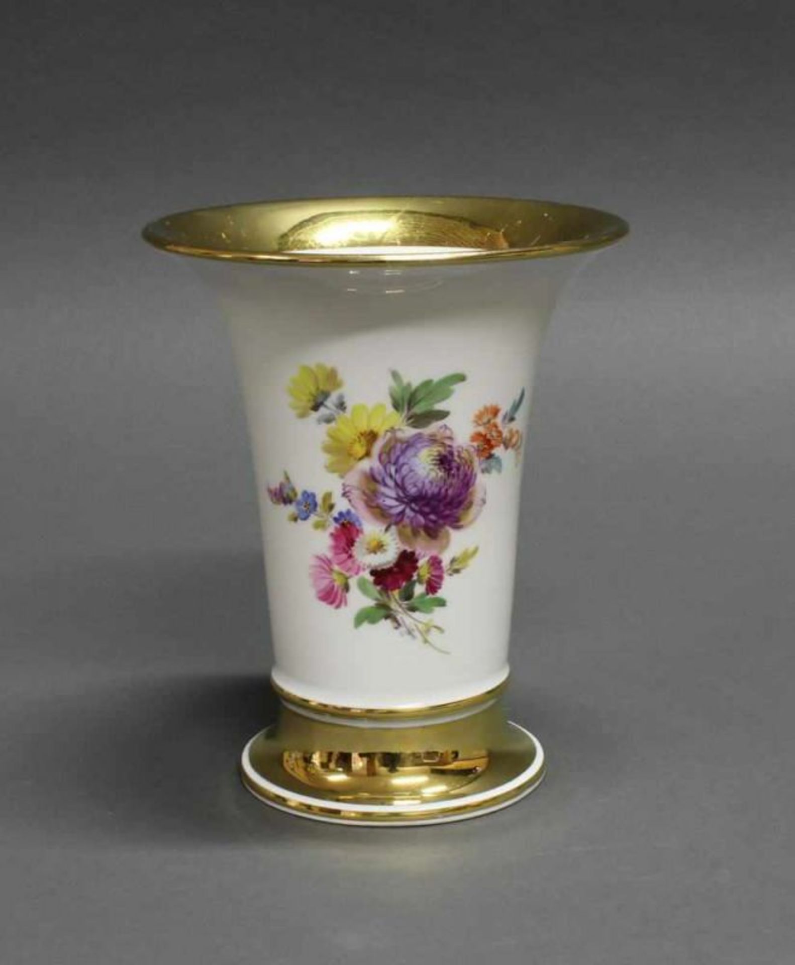 Vase, Meissen, Schwertermarke, 1850-1924, 1. Wahl, Trompetenform, bunte Blumen, Fuß und Mündung