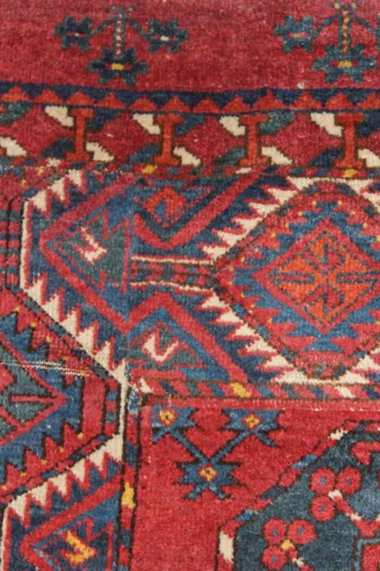 Afghan, älter, ca. 2.30 x 1.78 m, mehrere Reparaturstellen und Nachknüpfungen, wenige kleine - Image 3 of 5