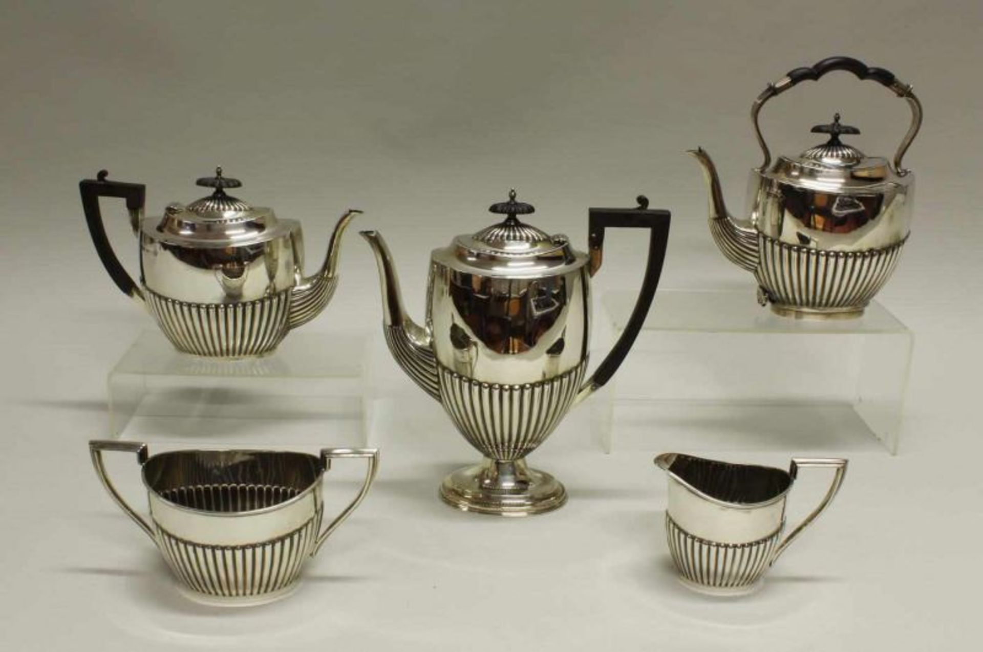 Kaffee- und Teeservice, Silber 925, Sheffield, 1905, Walker & Hall, oval, godronierter Dekor, Henkel